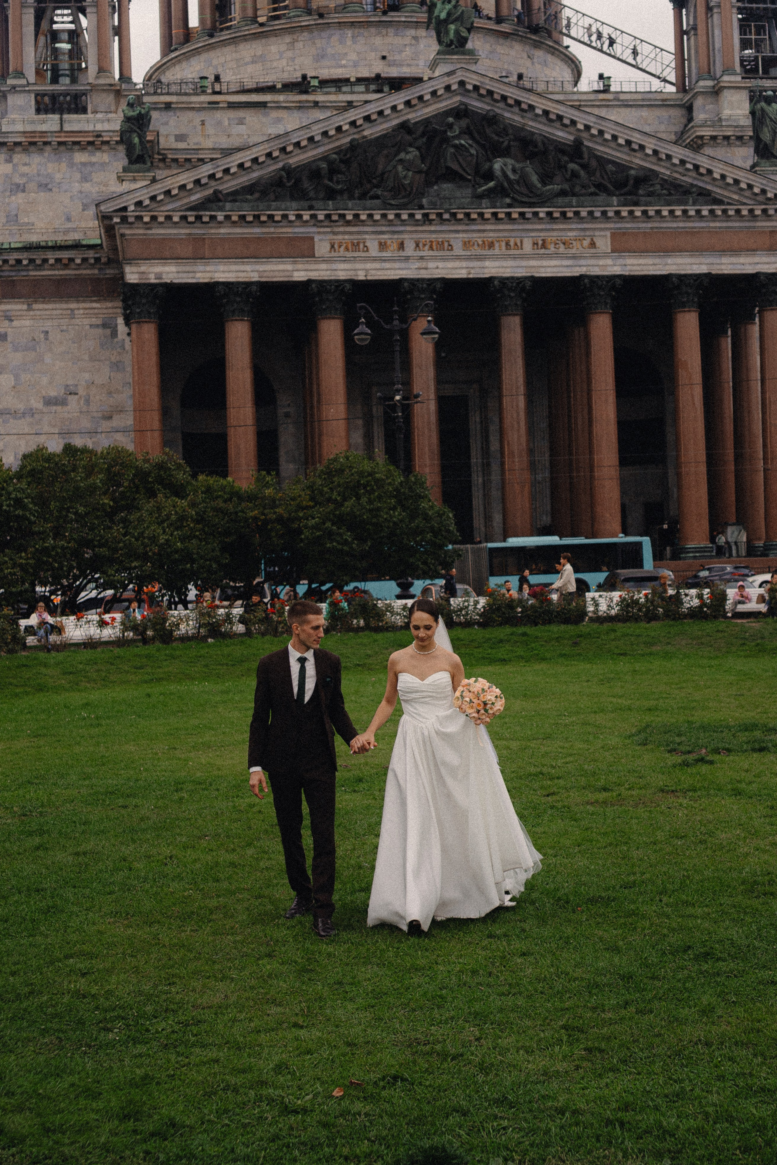 СВАДЕБНАЯ ПРОГУЛКА В САНТК-ПЕТЕРБУРГЕ (ИСАКИЕВСКИЙ СОБОР, ЗИМНЯЯ КАНАВКА, ЭРМИТАЖ И БОЛЬШАЯ МОРСКАЯ УЛИЦА). Профессиональный фотограф, Санкт-Петербург — Виктория Богомолова