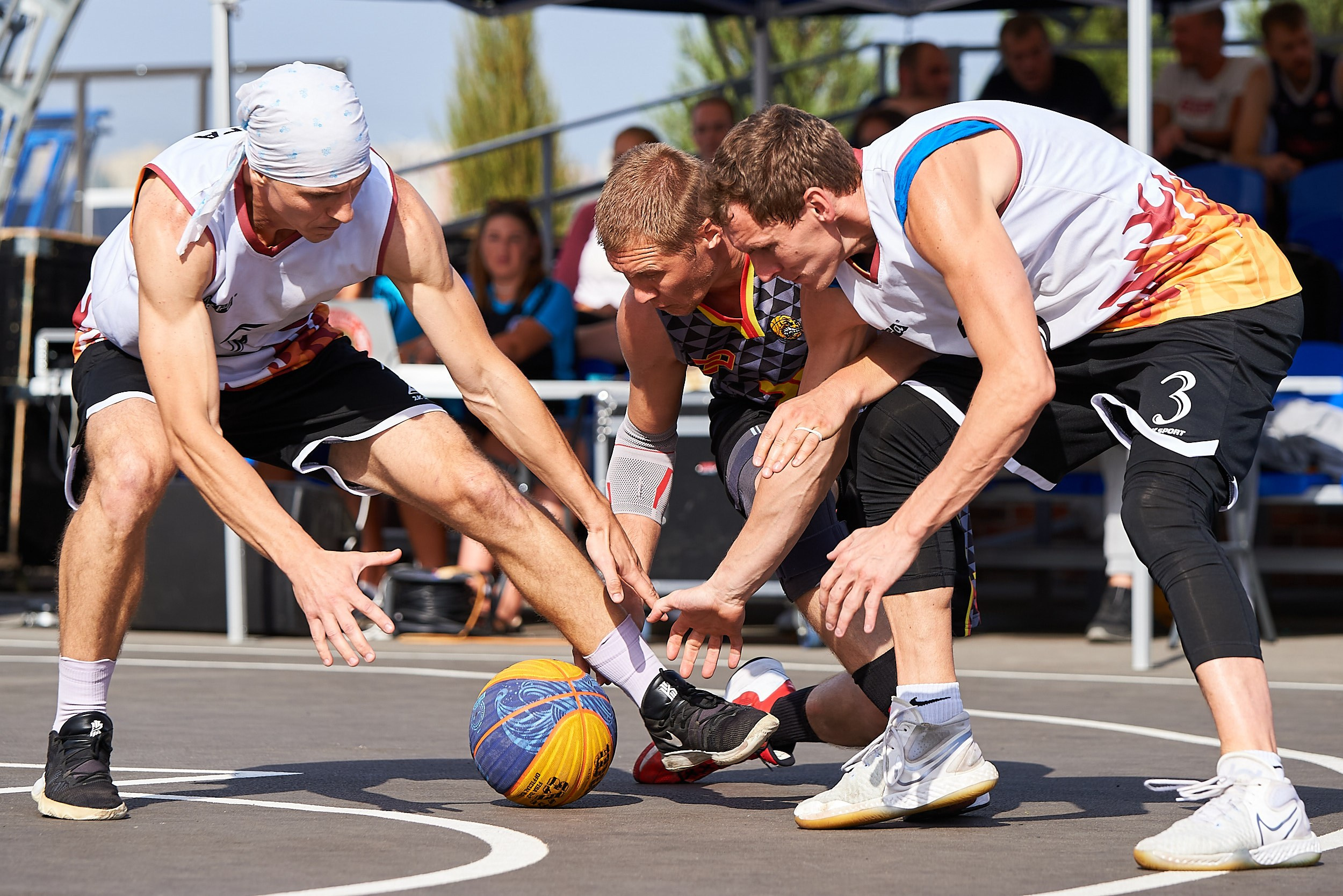 Спортивная съемка баскетбольного матча как спортсмены борются за мяч в Ростове-на-Дону