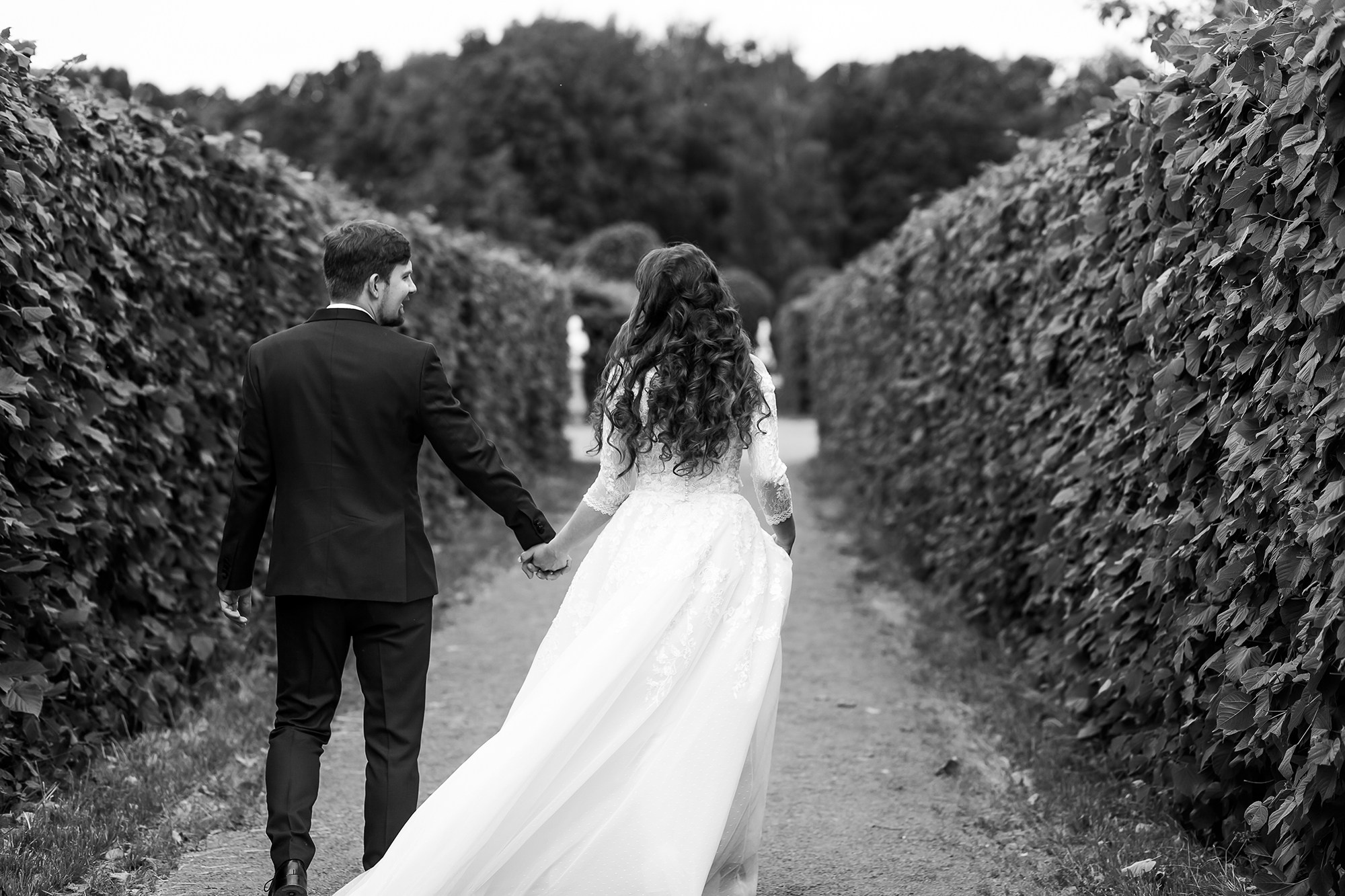 Жених и невеста уходят вдаль