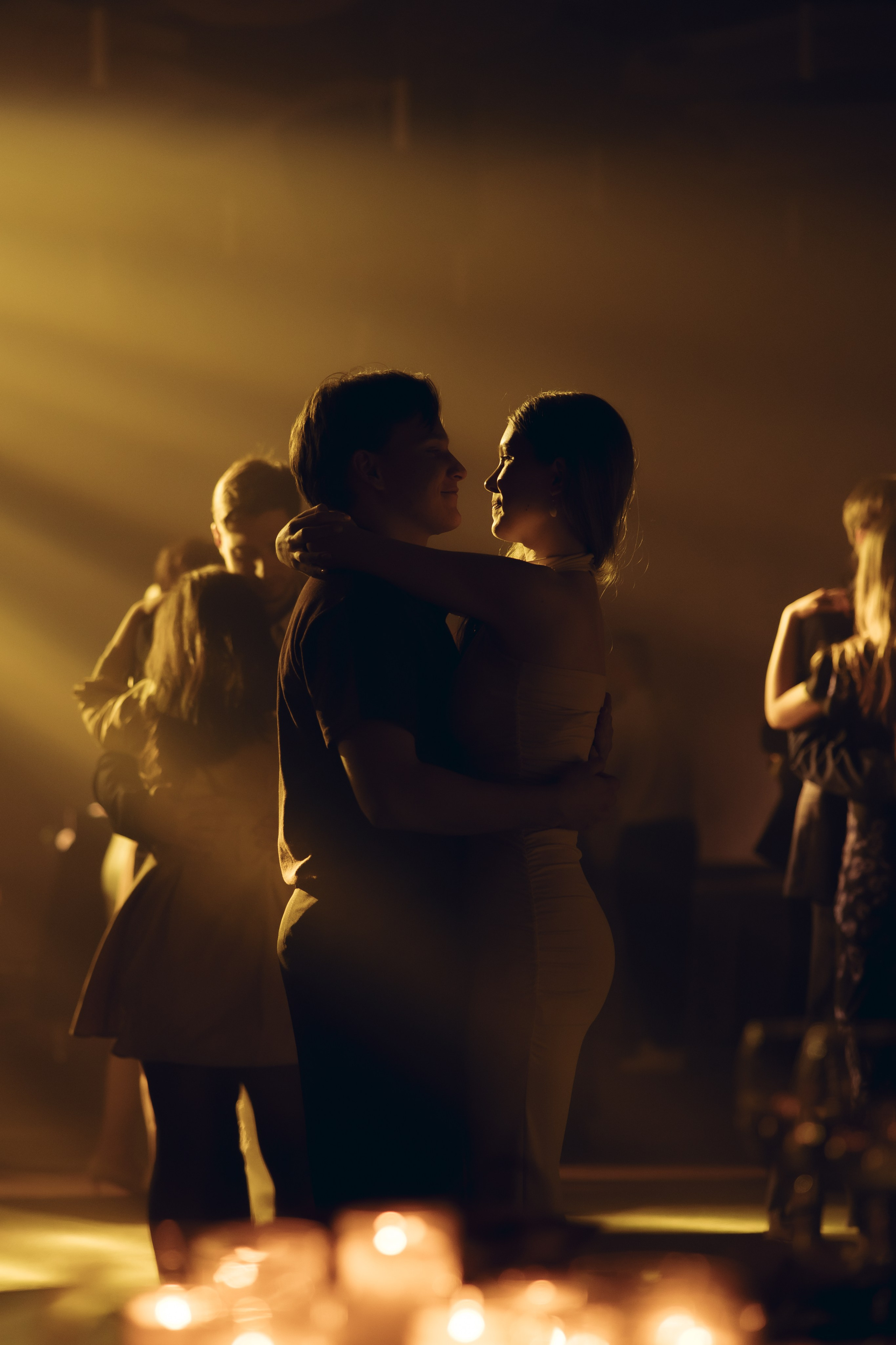 Таня и Тимур, утренние сборы в квартире и свадебный ужин. Фотограф любви в городе Казань