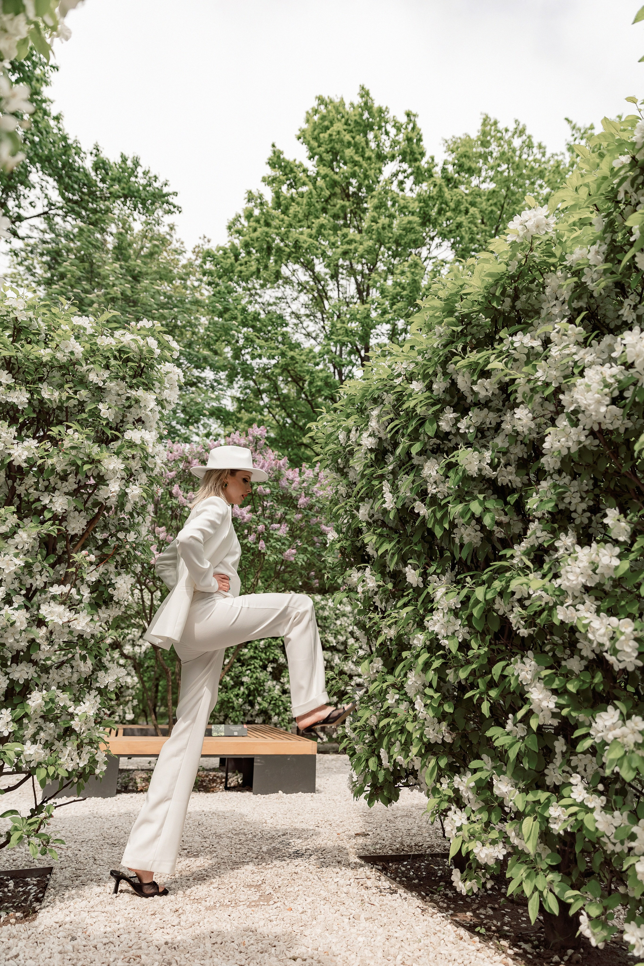 Портретная фотосессия Даши среди яблонь. Свадебный фотограф Москва