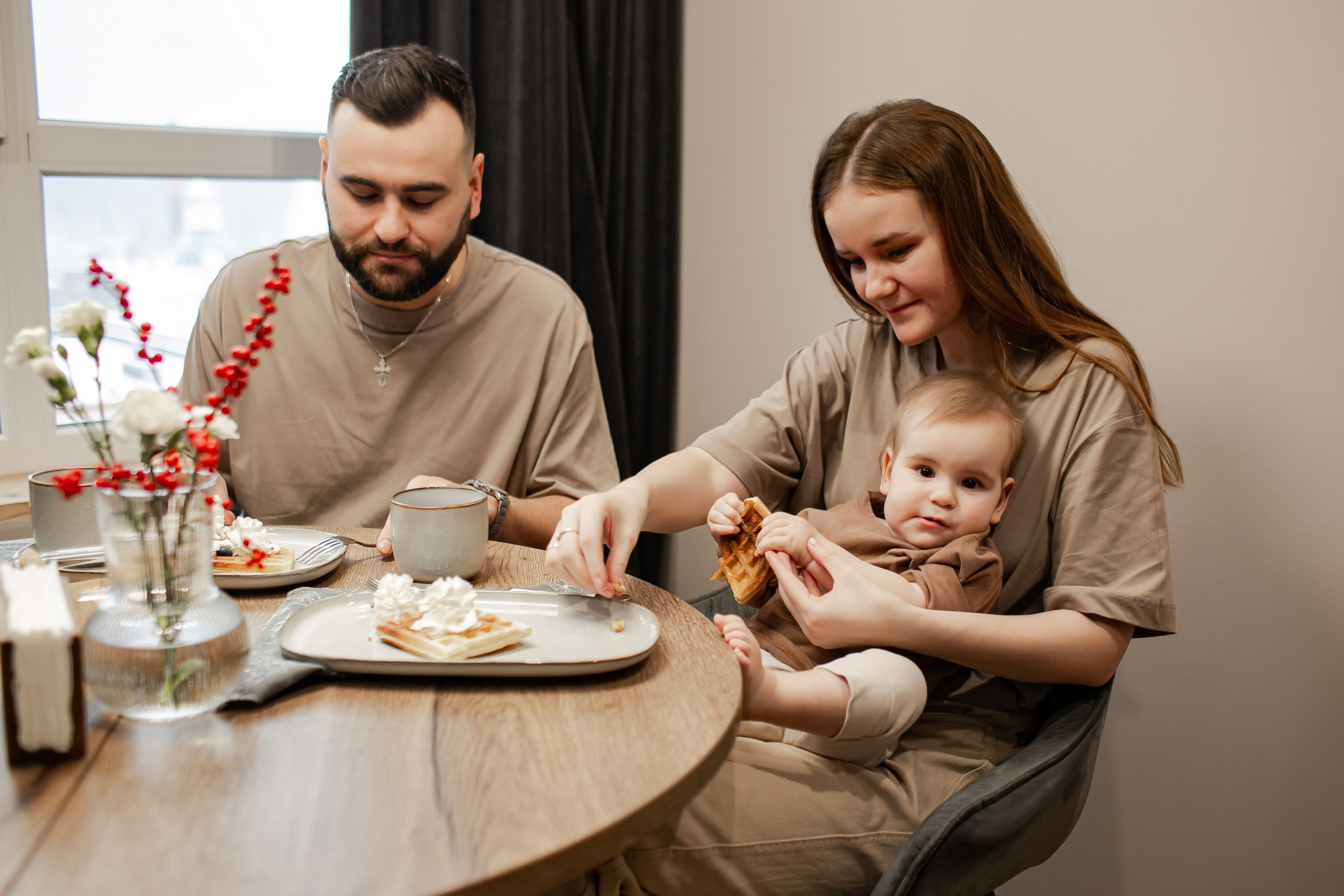 Совместный завтрак. Семейная съемка — это красивый способ признаться своей семье в любви