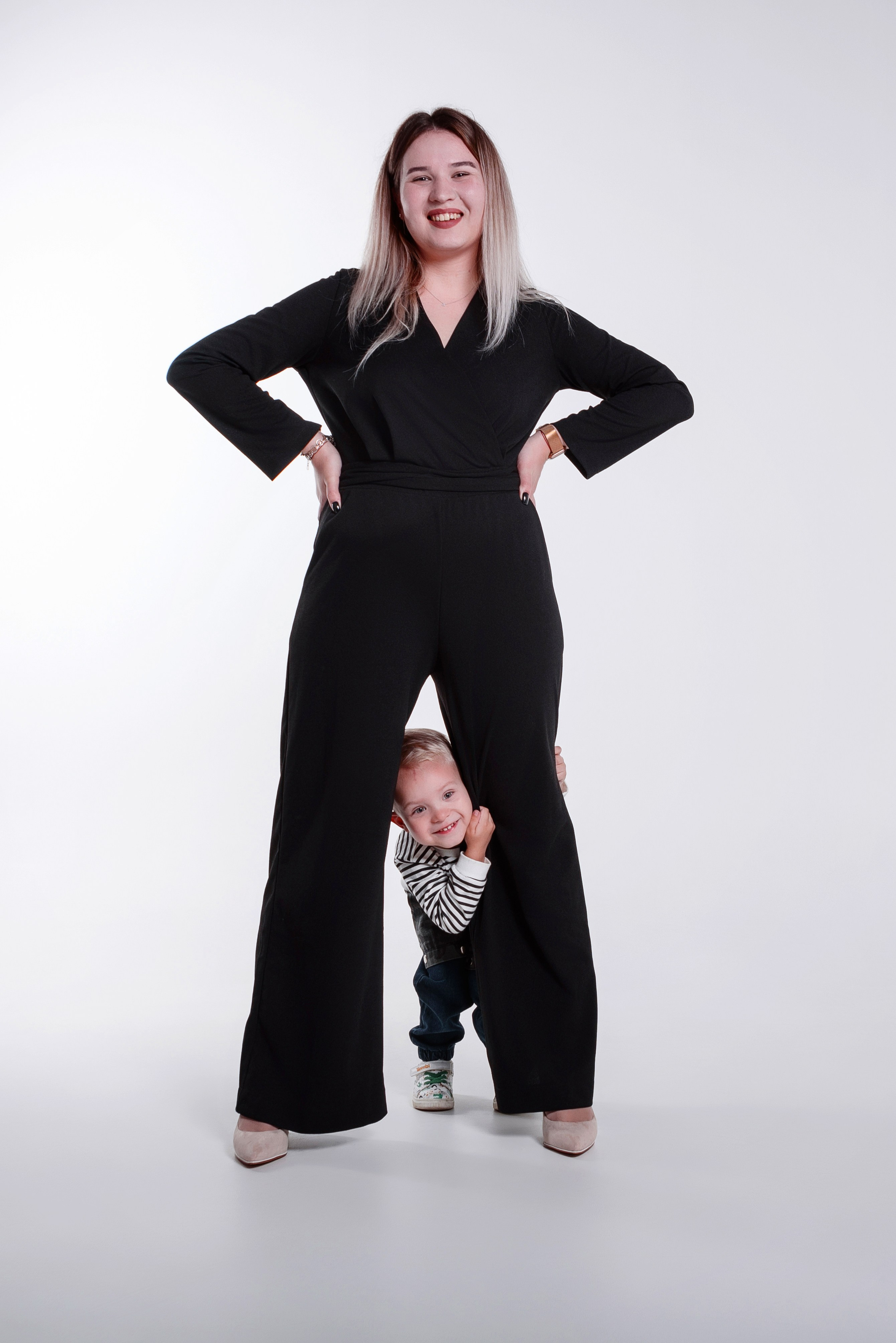 Мама с ребёнком. Студийная фотосессия на циклораме, на белом фоне. Сочи