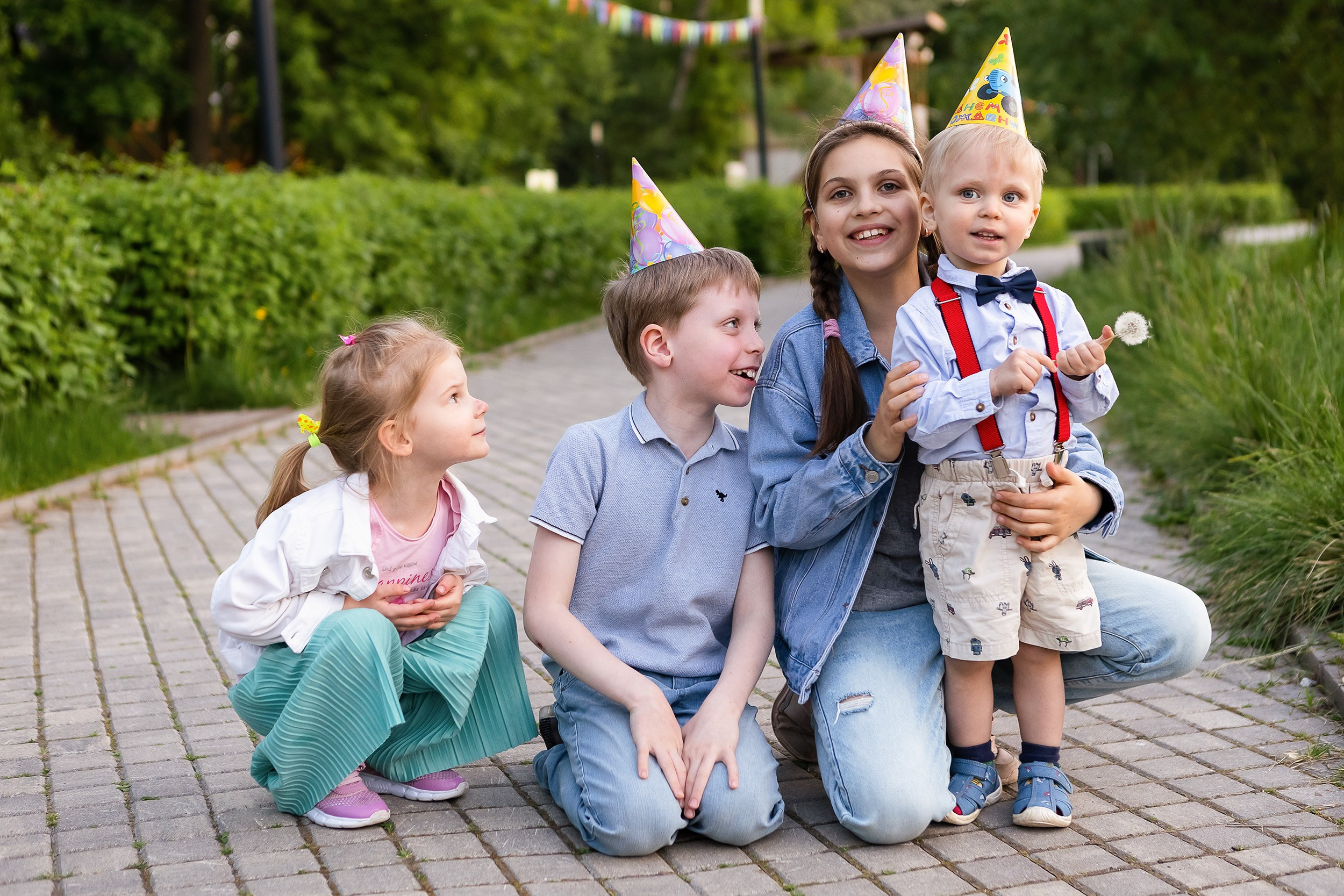 Братья и сестры в праздничных колпаках