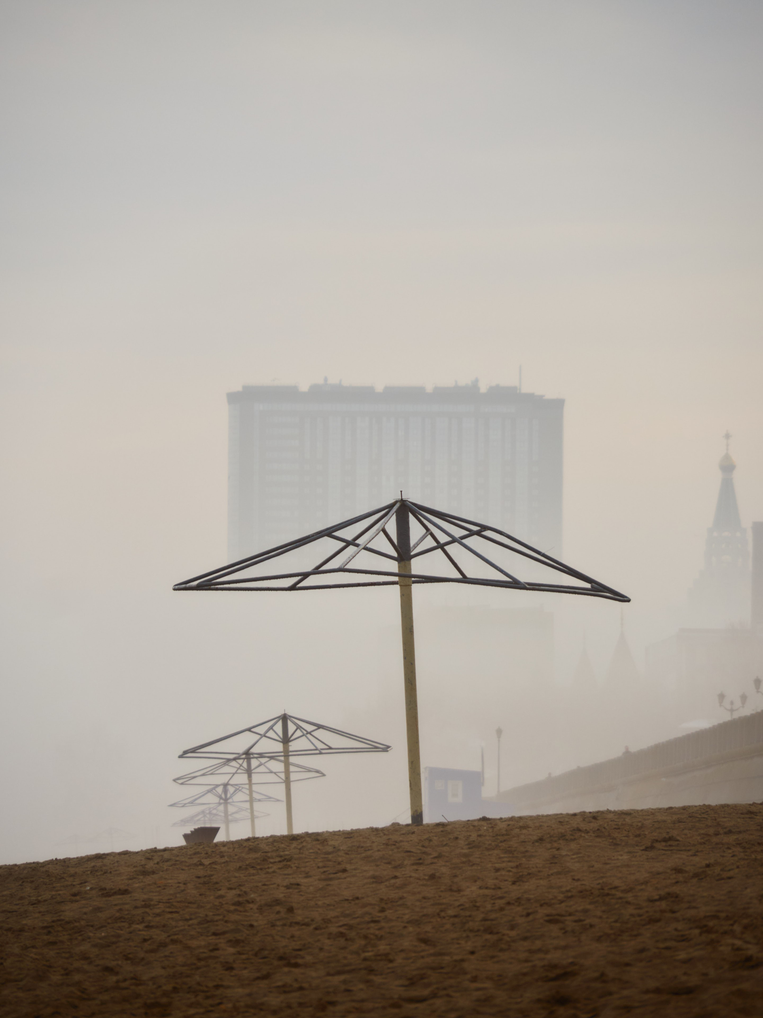 Волжский пляж с зонтиком в тумане