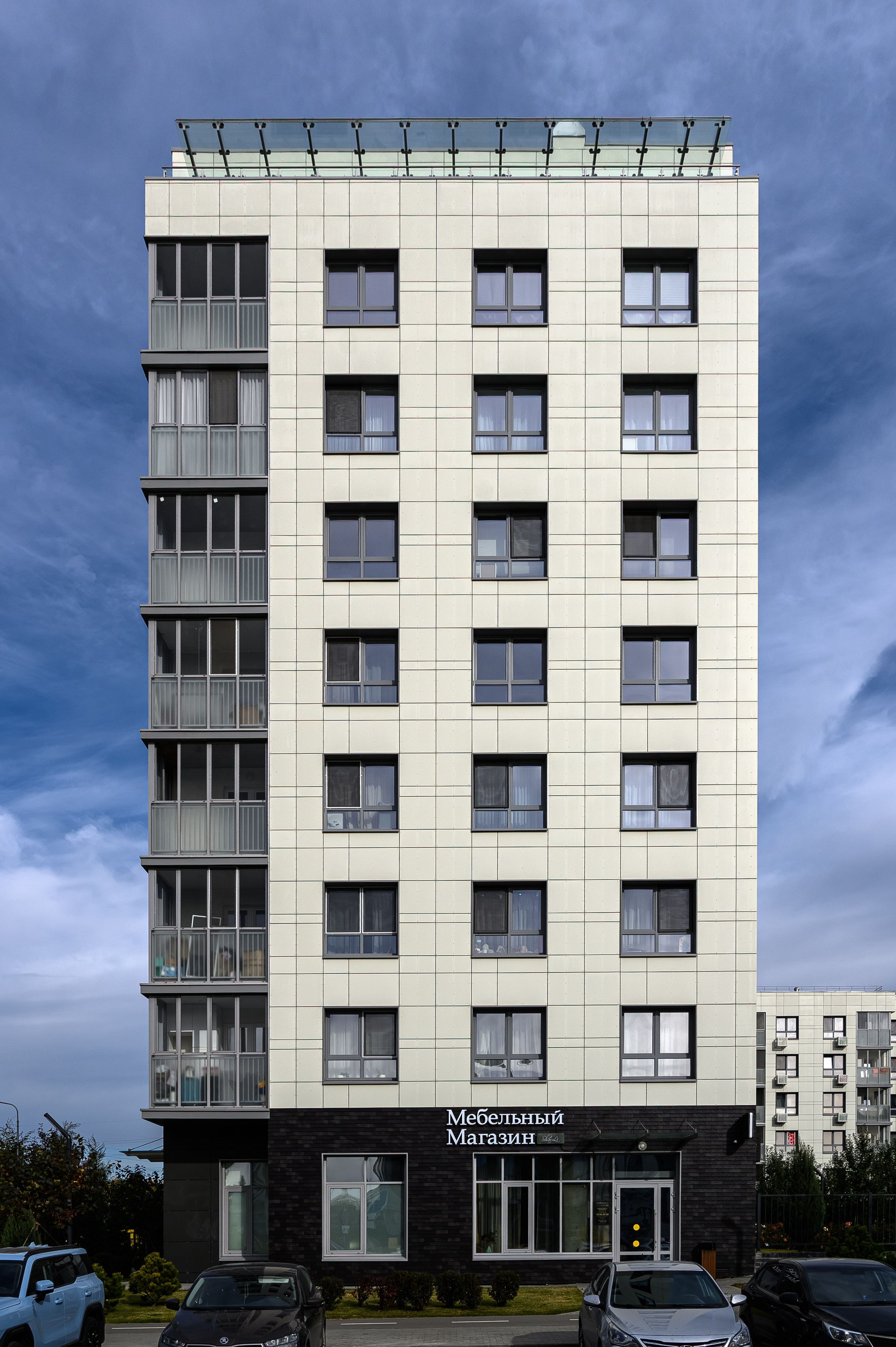 Архитектурная фотография ЖК Лето в Казани, демонстрирующая современный городской стиль и детали фасада