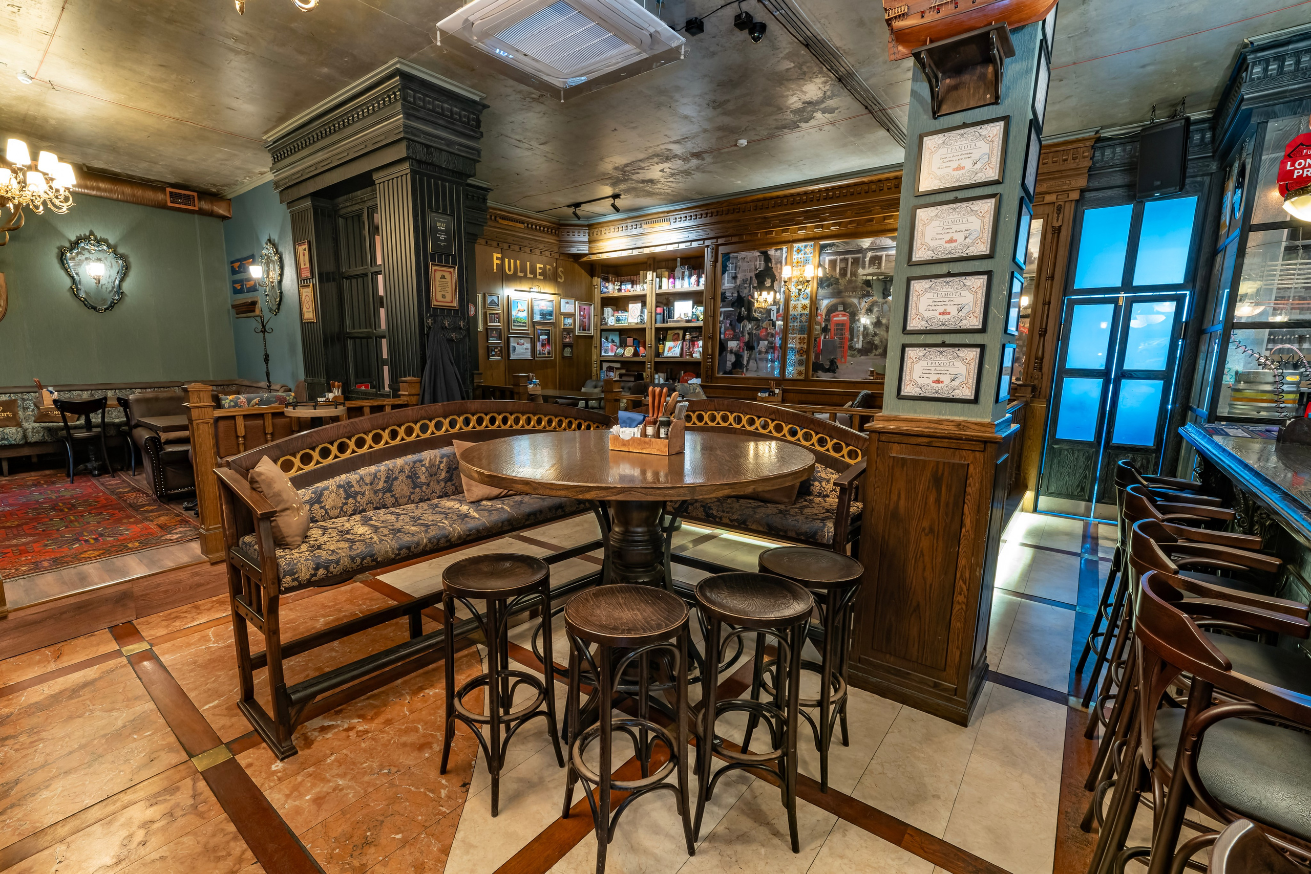 Алматы, Fuller's Pheasant Feather — первый паб сети Fuller's в Алматы, апрель 2025. Интерьерный фотограф Алматы