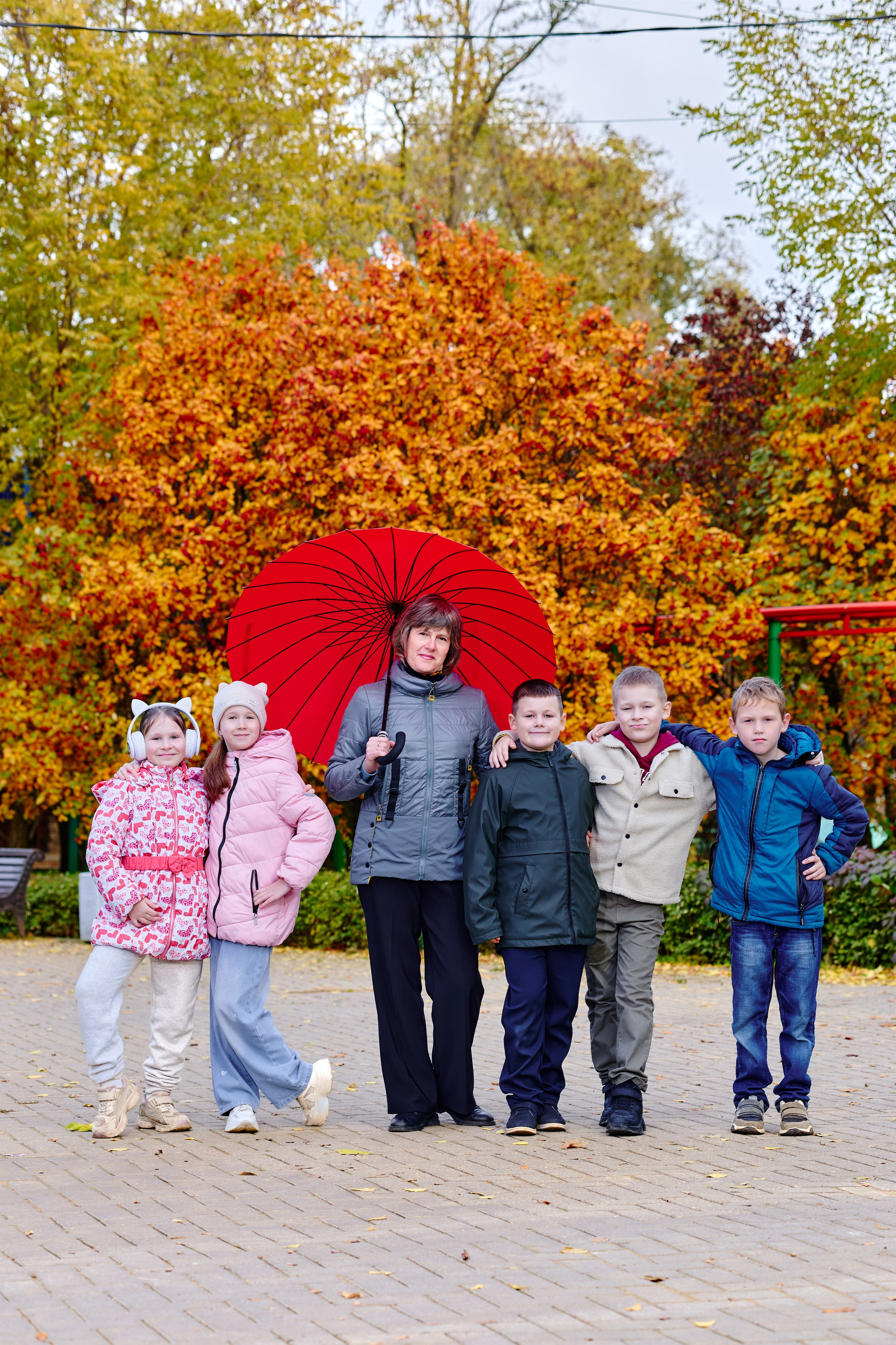 Прогулка в парке классом. Фотограф Выпускные альбомы Таганрог Сергей Коробченко
