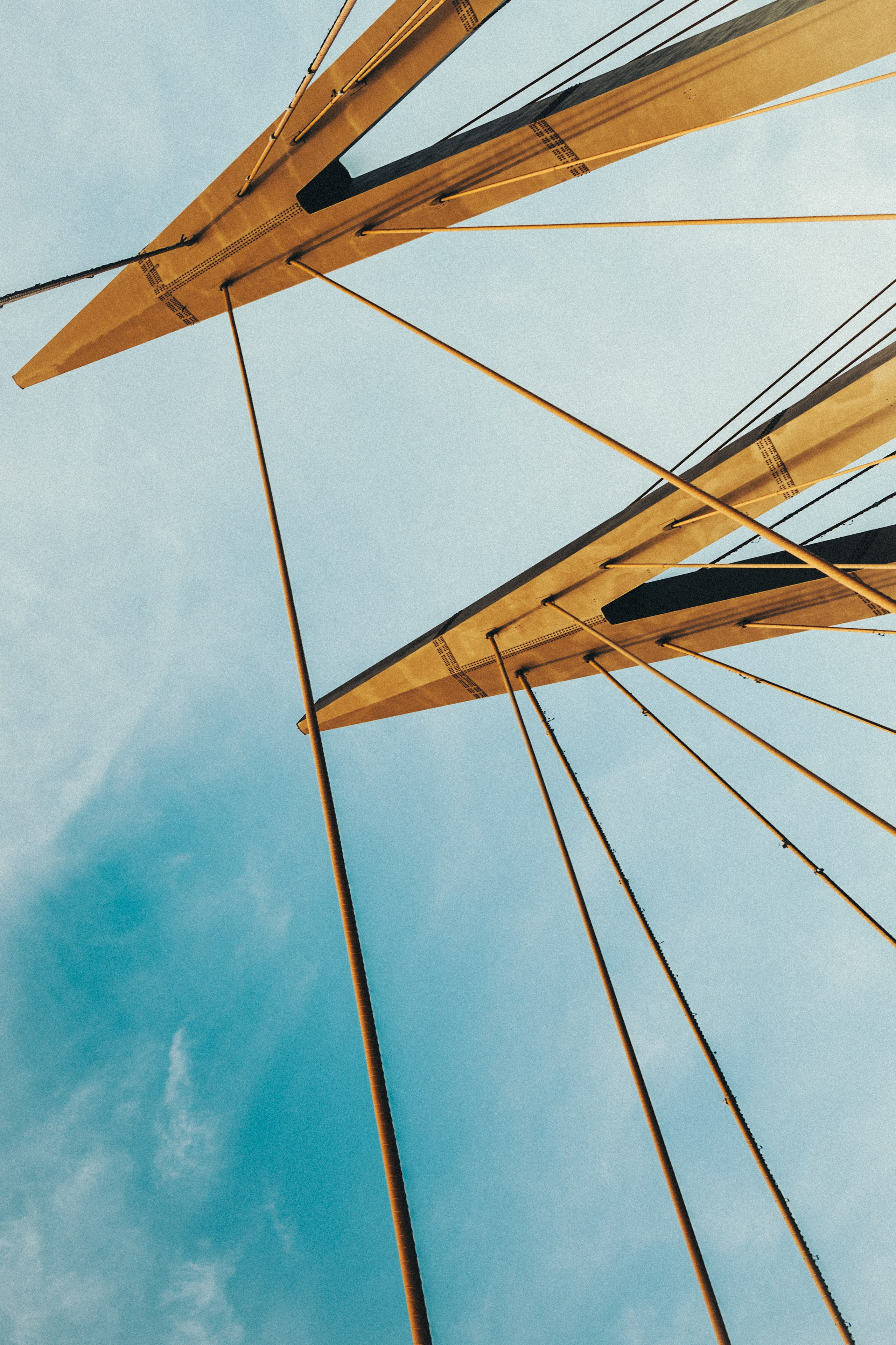 мост миллениум на фоне неба