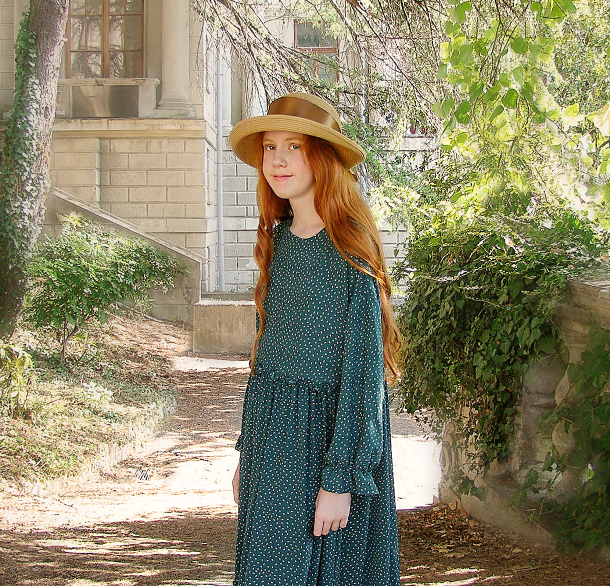 Девушка гуляет по старому парку, она в соломенной шляпке и винтажном платье.