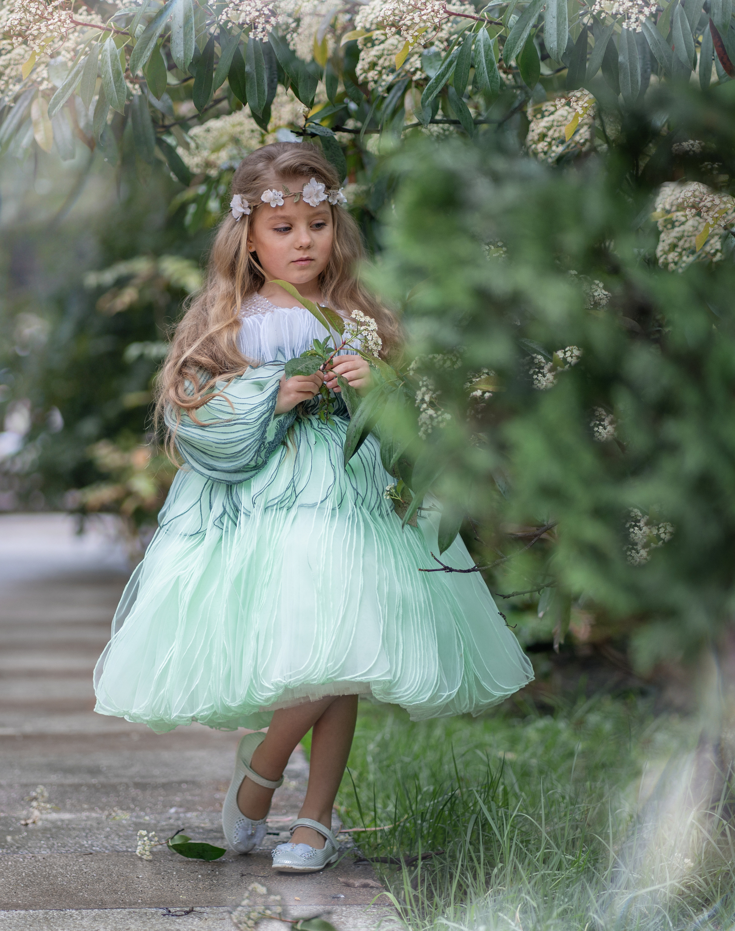 Маленькая принцесса, стоит не решаясь пройти дальше. Портрет в полный рост.