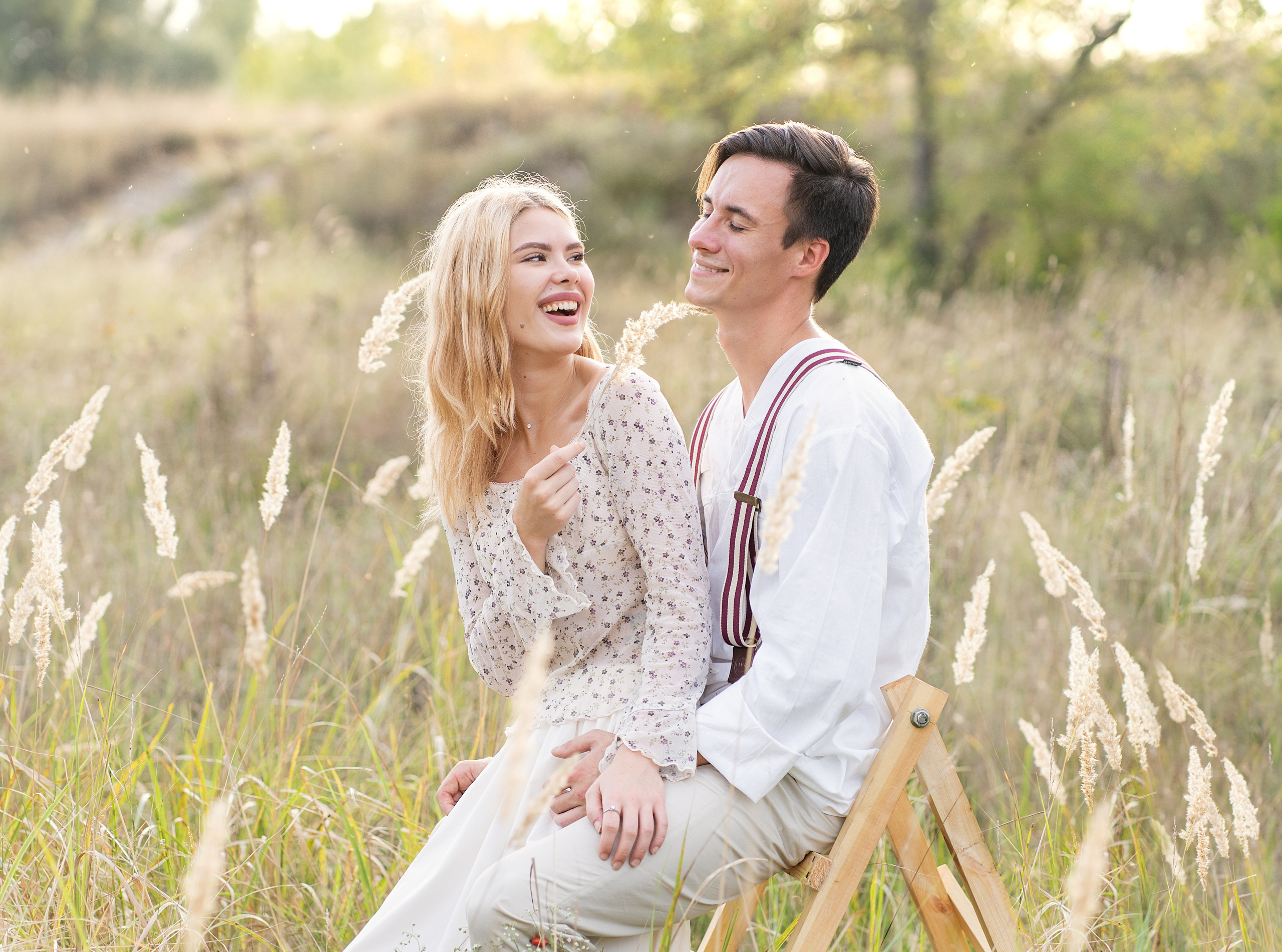 Она заигрывает с ним и ему это нравится .