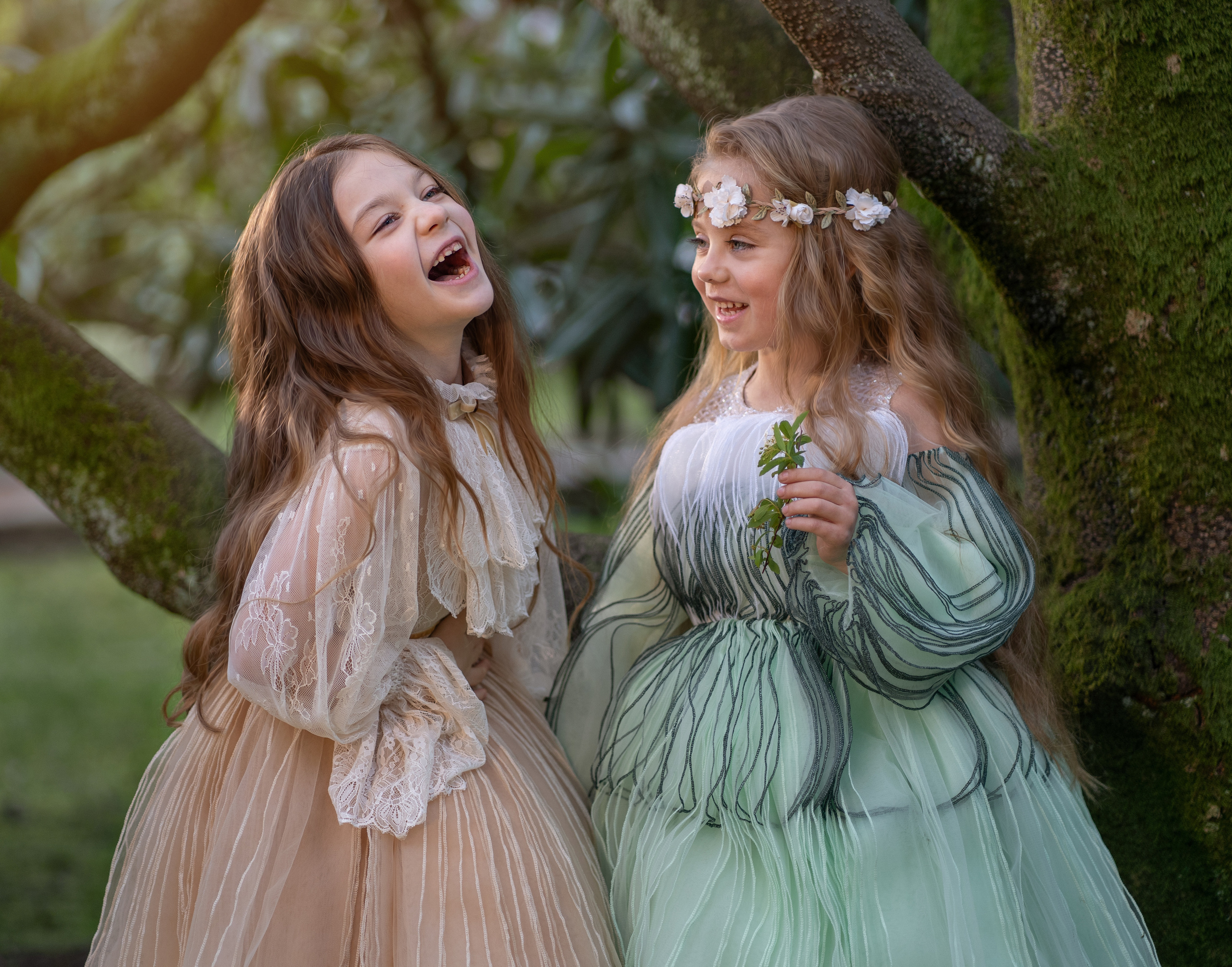 Две подружки над чем-то смеются. Обе в старинных нарядах.