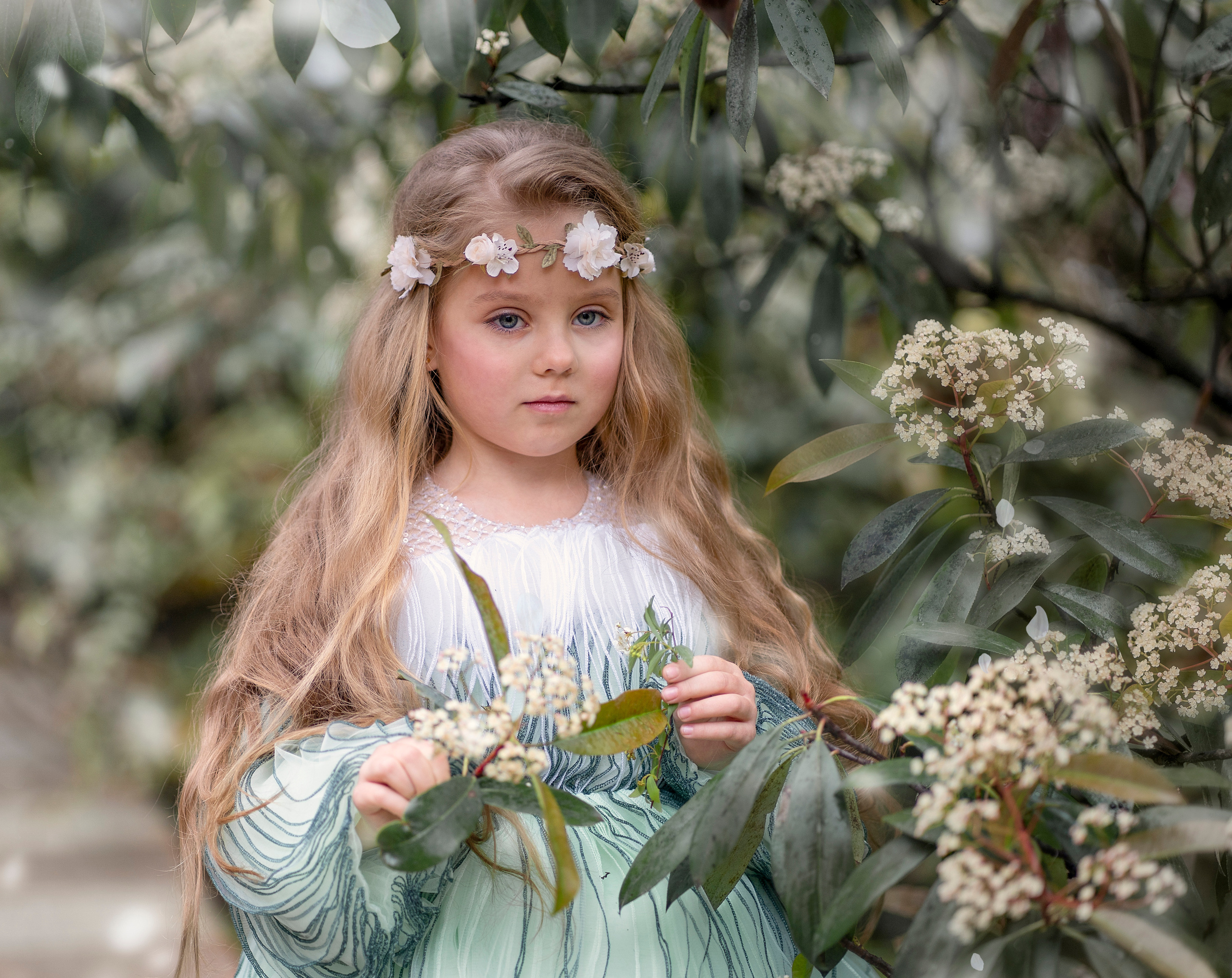 Юная Лиза робко смотрит на тропинку в парке, не зная идти-ли ей дальше?