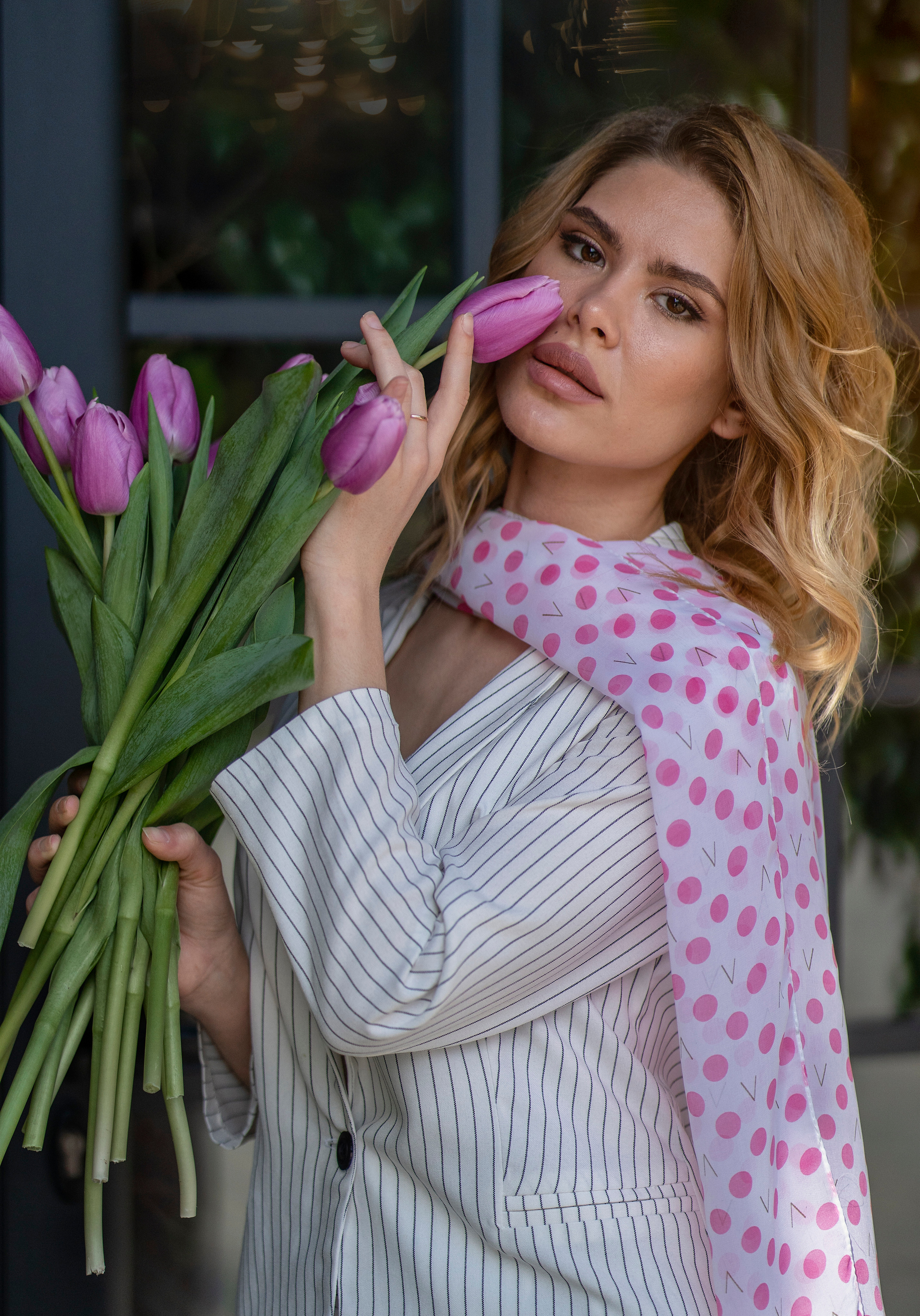 Портрет с розовыми тюльпанами