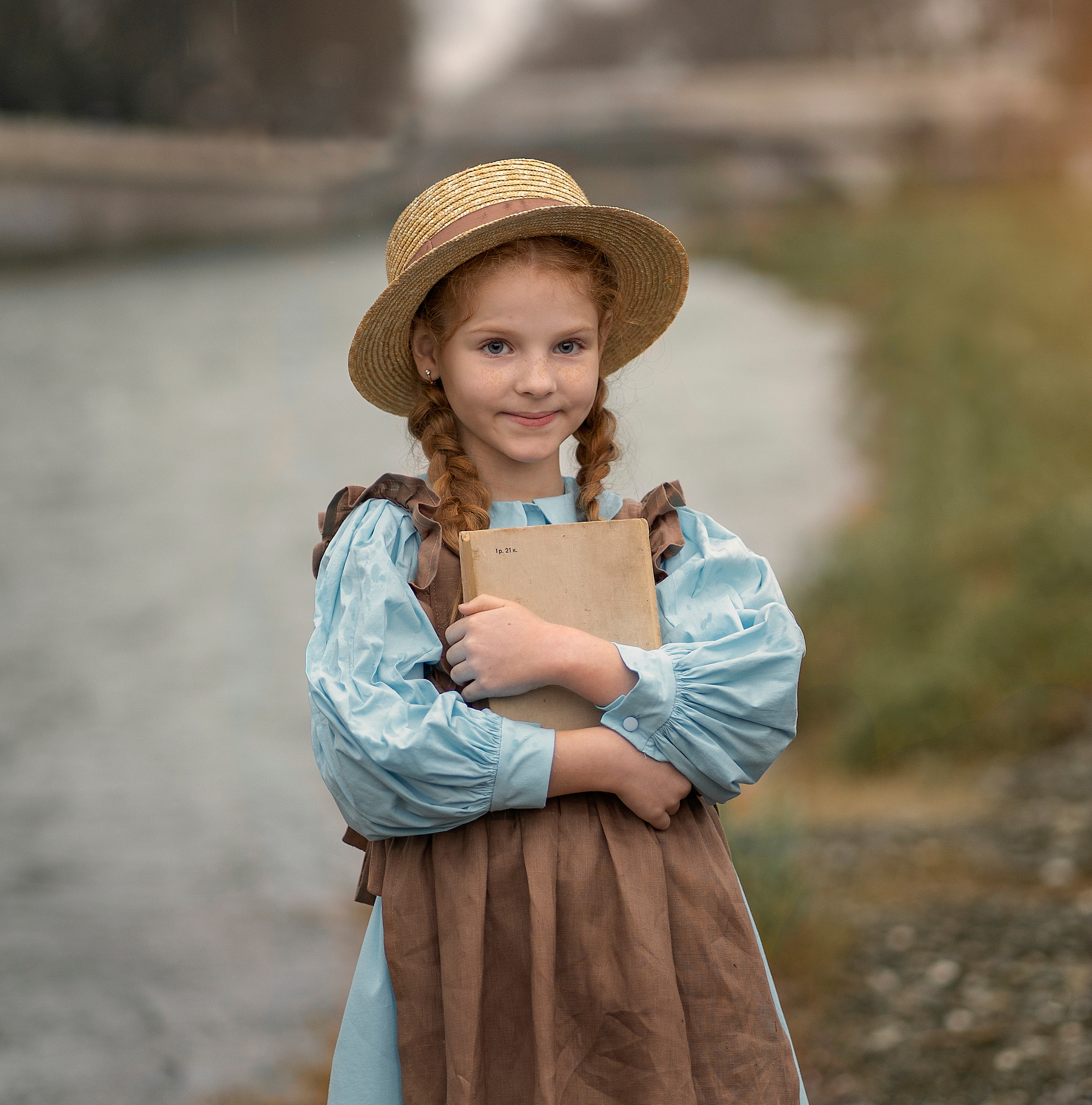Девочка только, что прочла интересную книгу