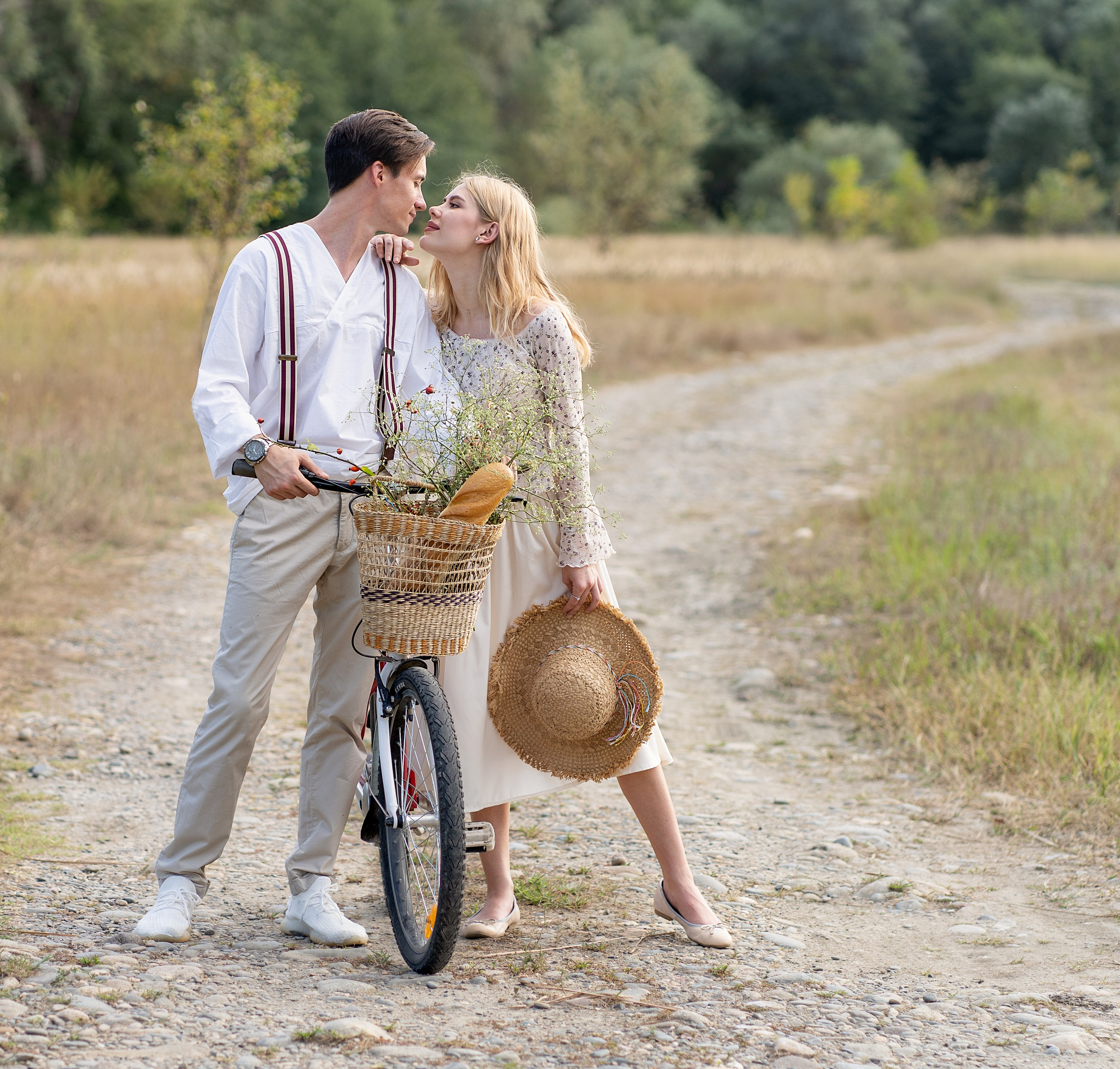 Двое идут на пикник в поле.