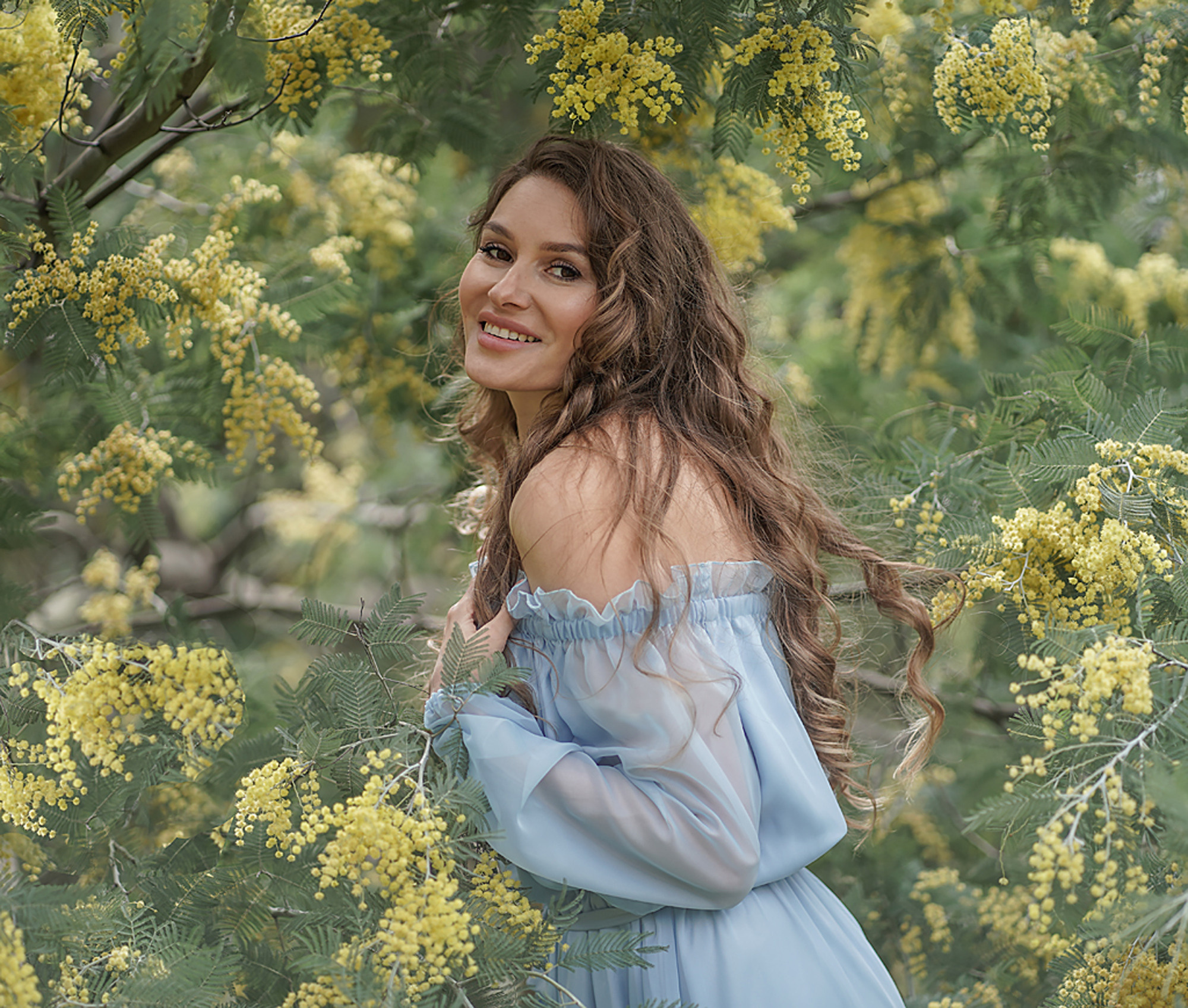 Женский портрет в цветах мимозы