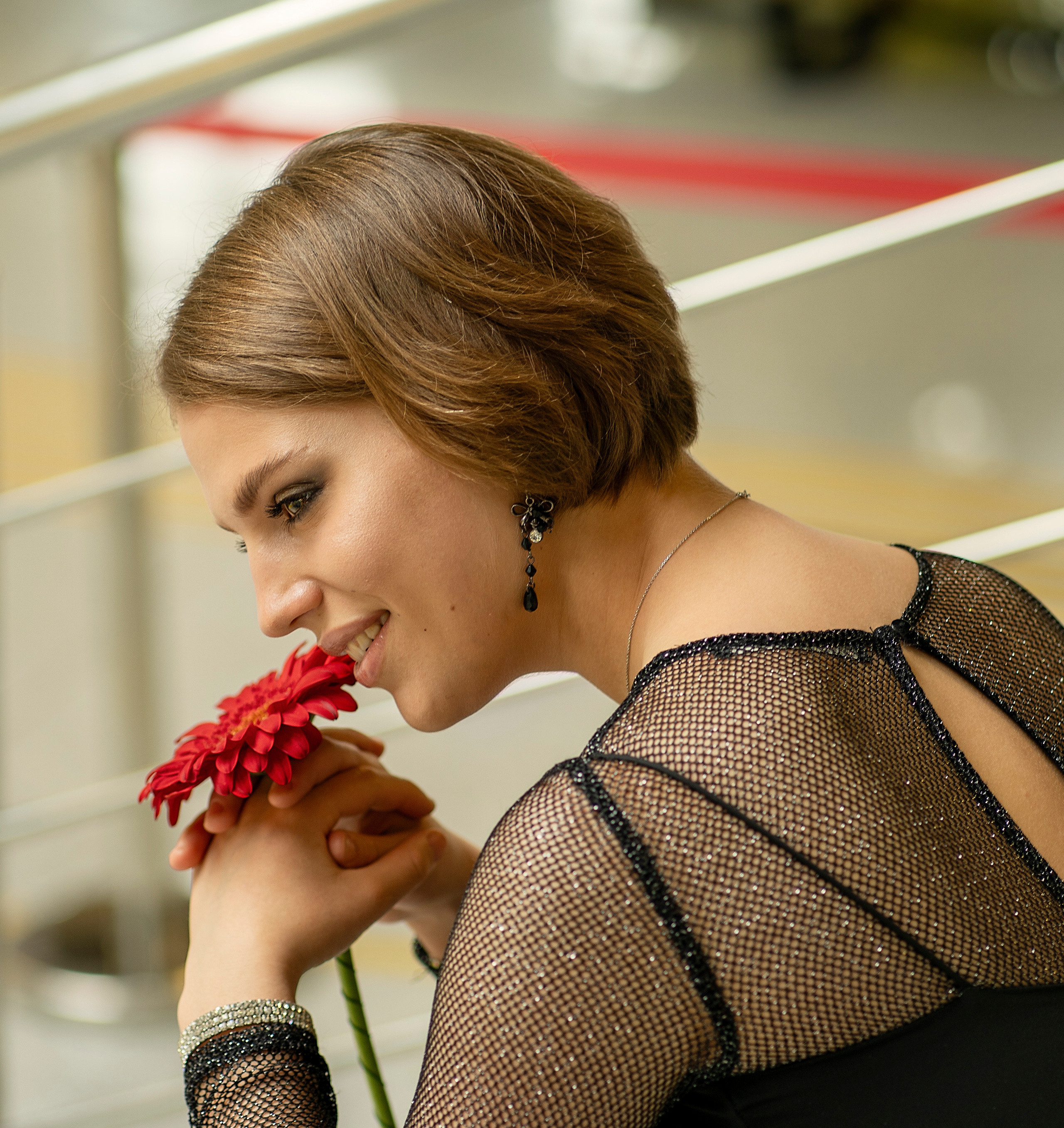 Девушка с красной герберой 