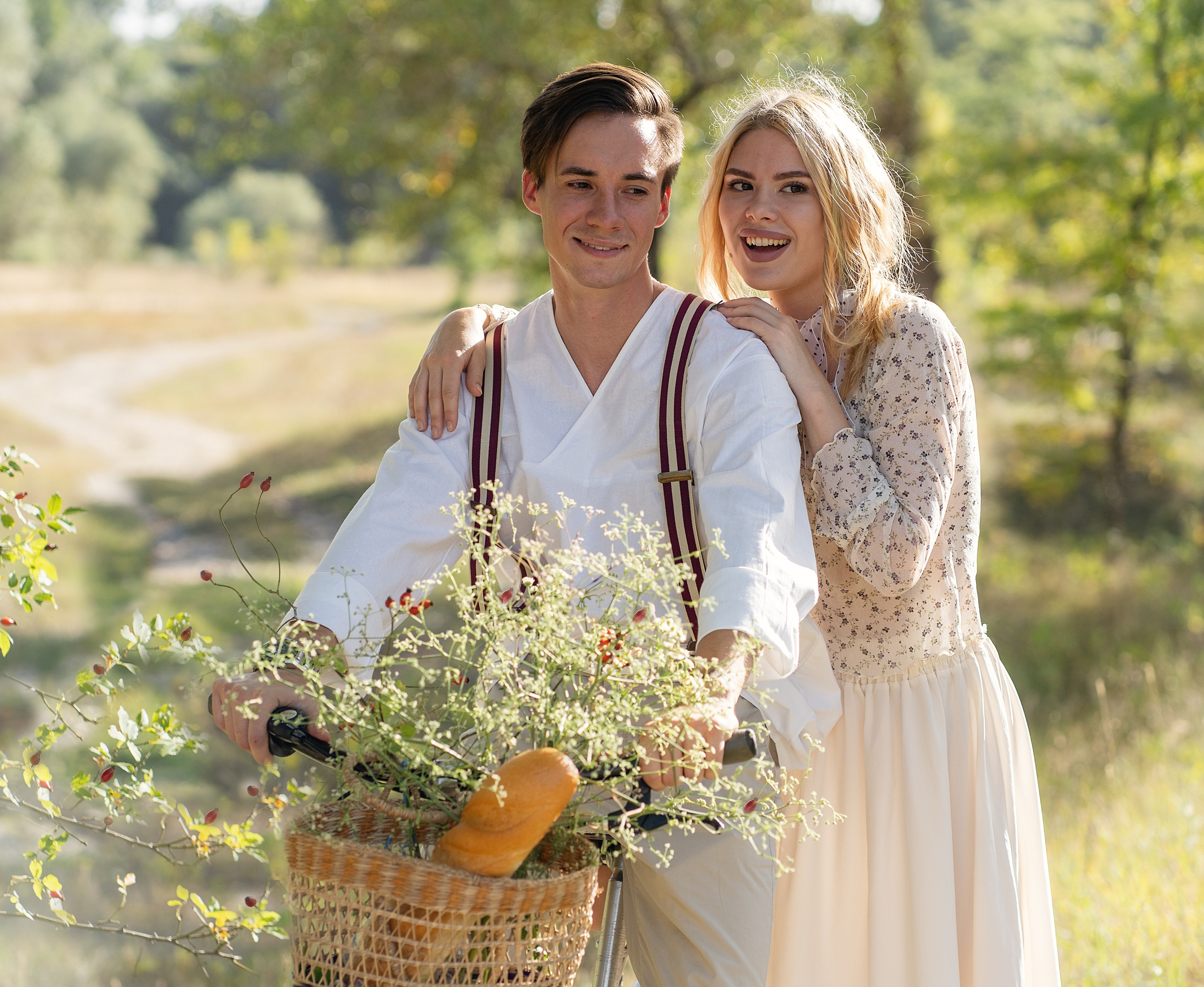 Портрет двух влюбленных на фоне леса.