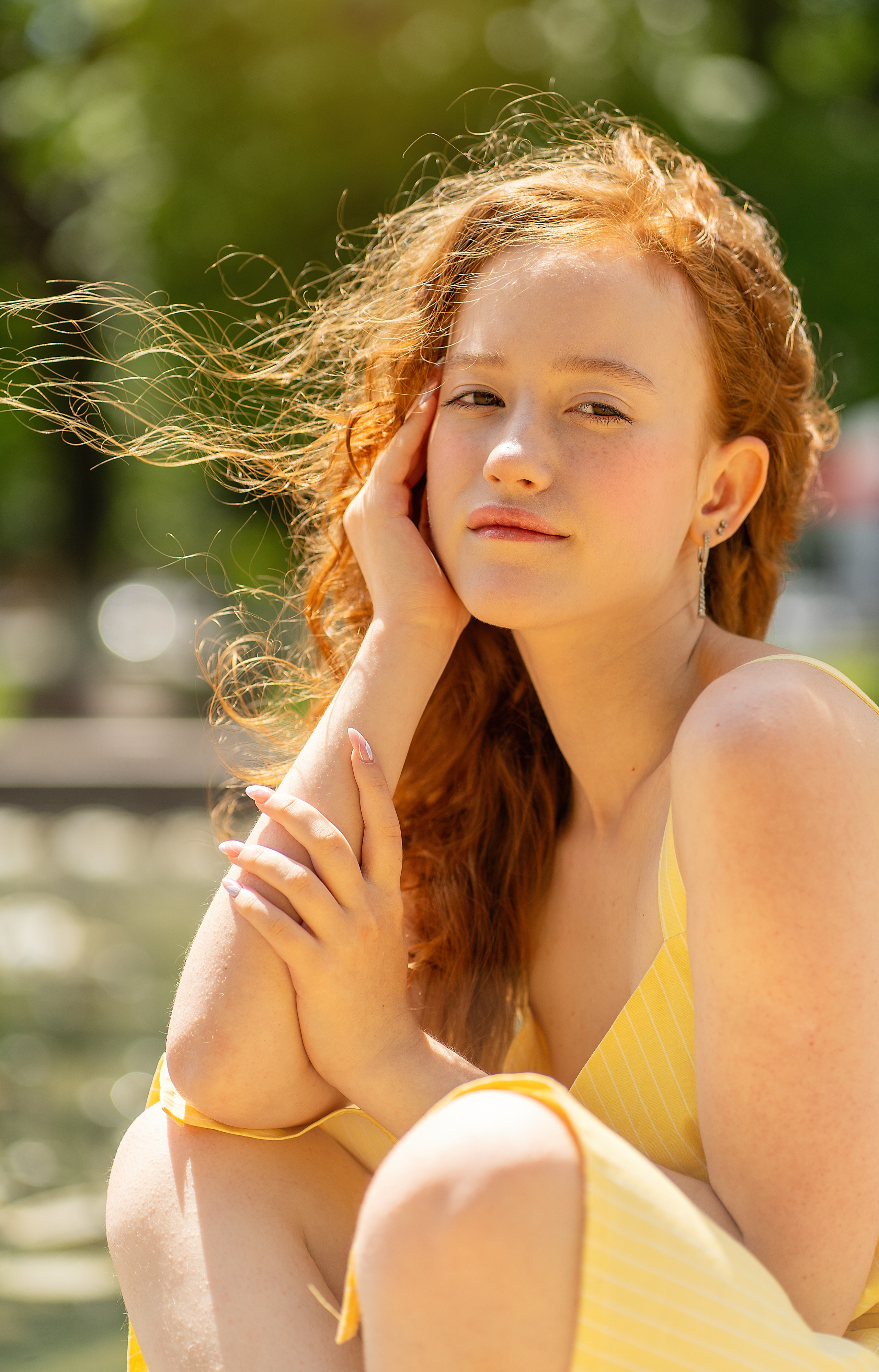 Девушка, устало смотрит в даль