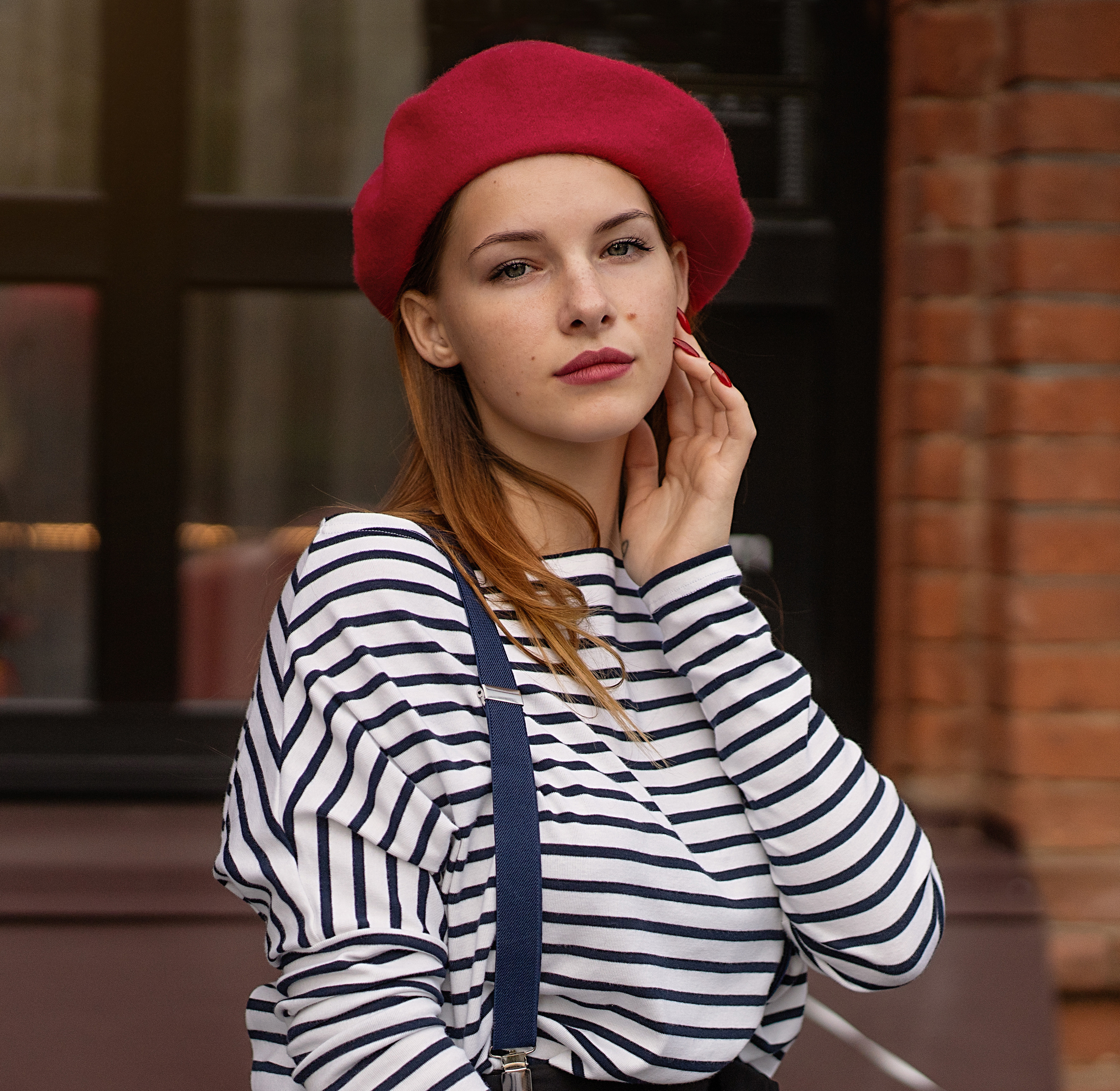 Девушка в тельняшке и красном берете