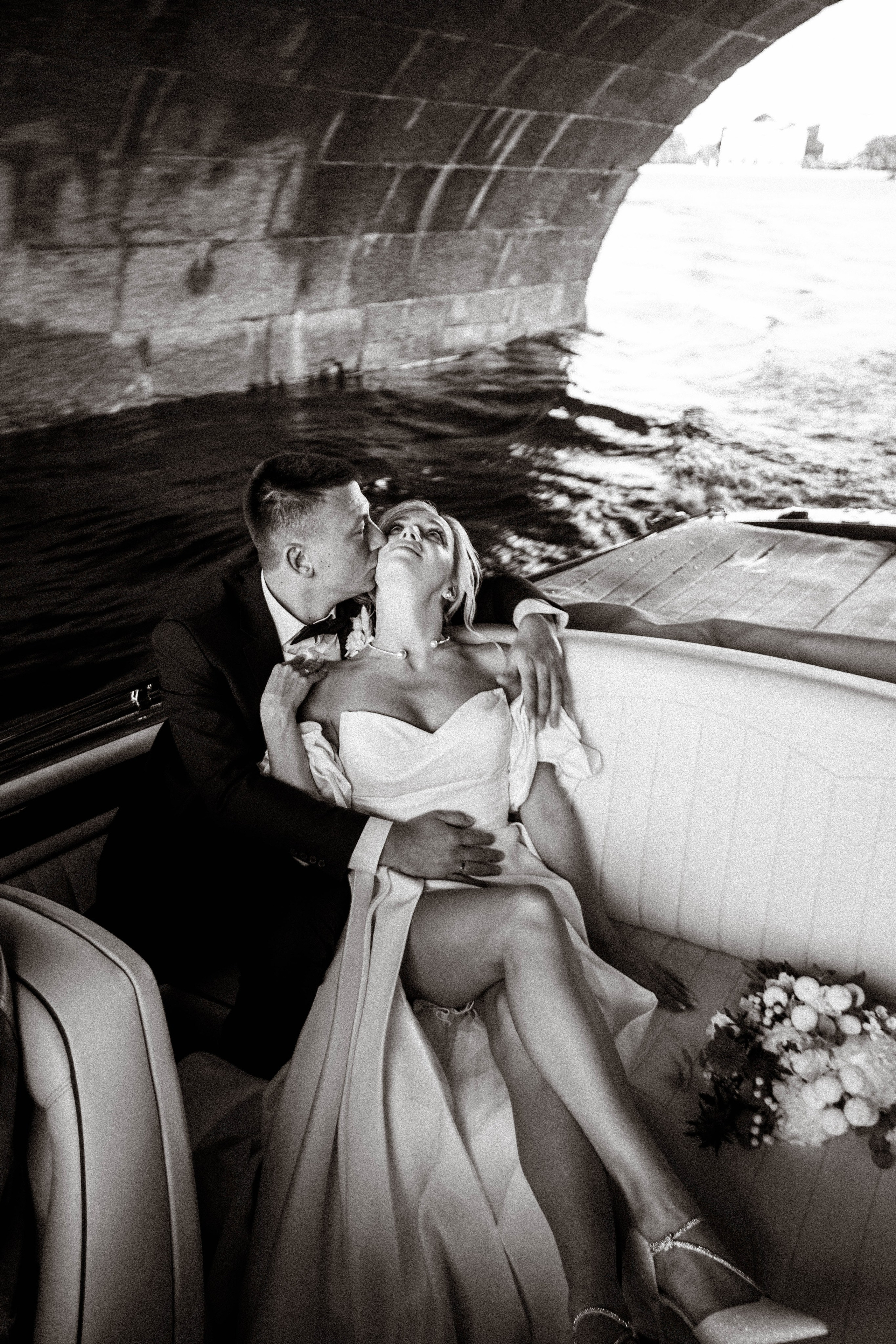 СВАДЕНБНАЯ СЬЕМКА НА КАТЕРЕ ПО КАНАЛАМ САНКТ-ПЕТЕРБУРГА И В АКВАТОРИИ НЕВЫ. Профессиональный фотограф, Санкт-Петербург — Виктория Богомолова