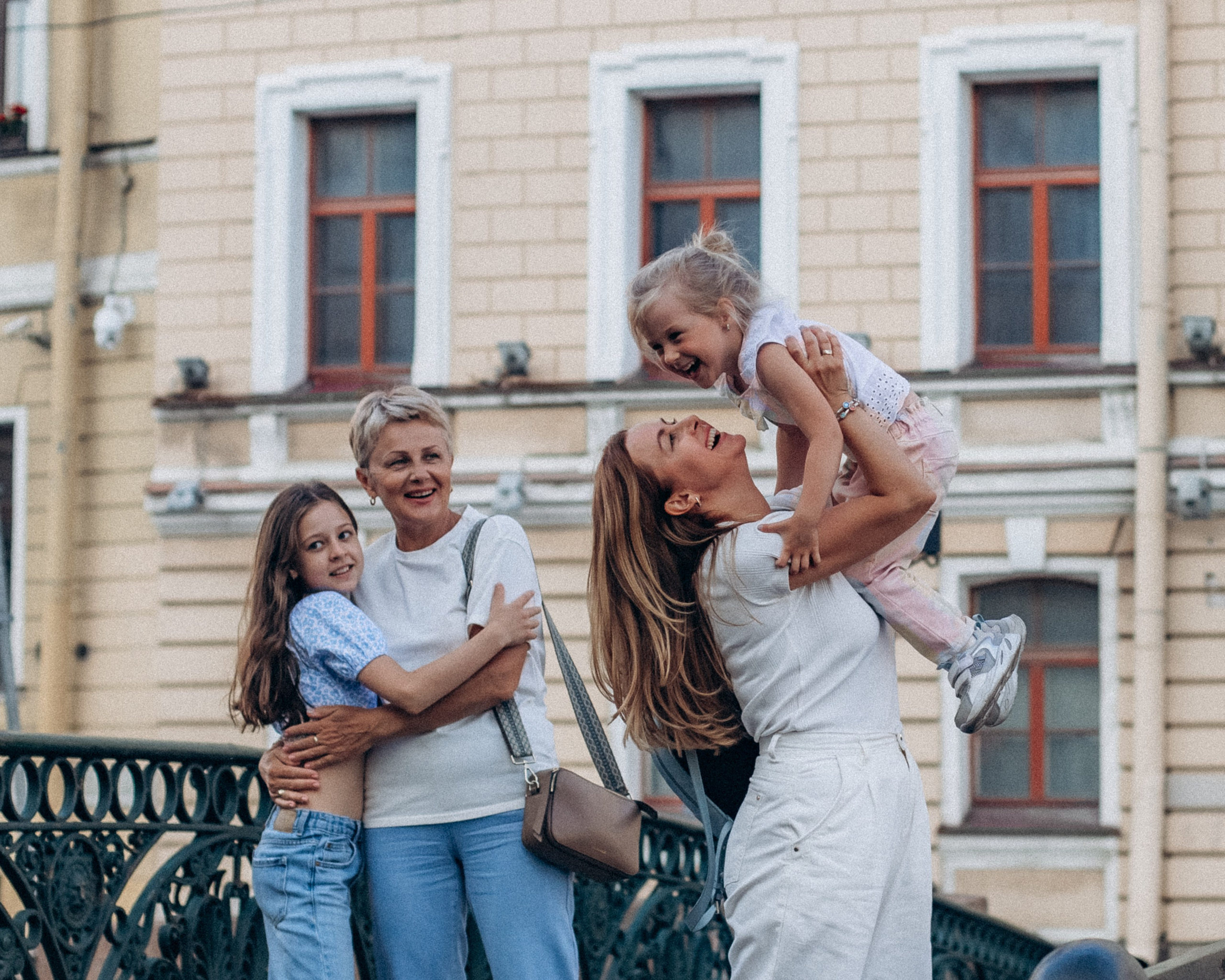 Дарья с семьей в июне. Фотопрогулка в Петербурге. Индивидуальный и семейный фотограф в Санкт-Петербурге