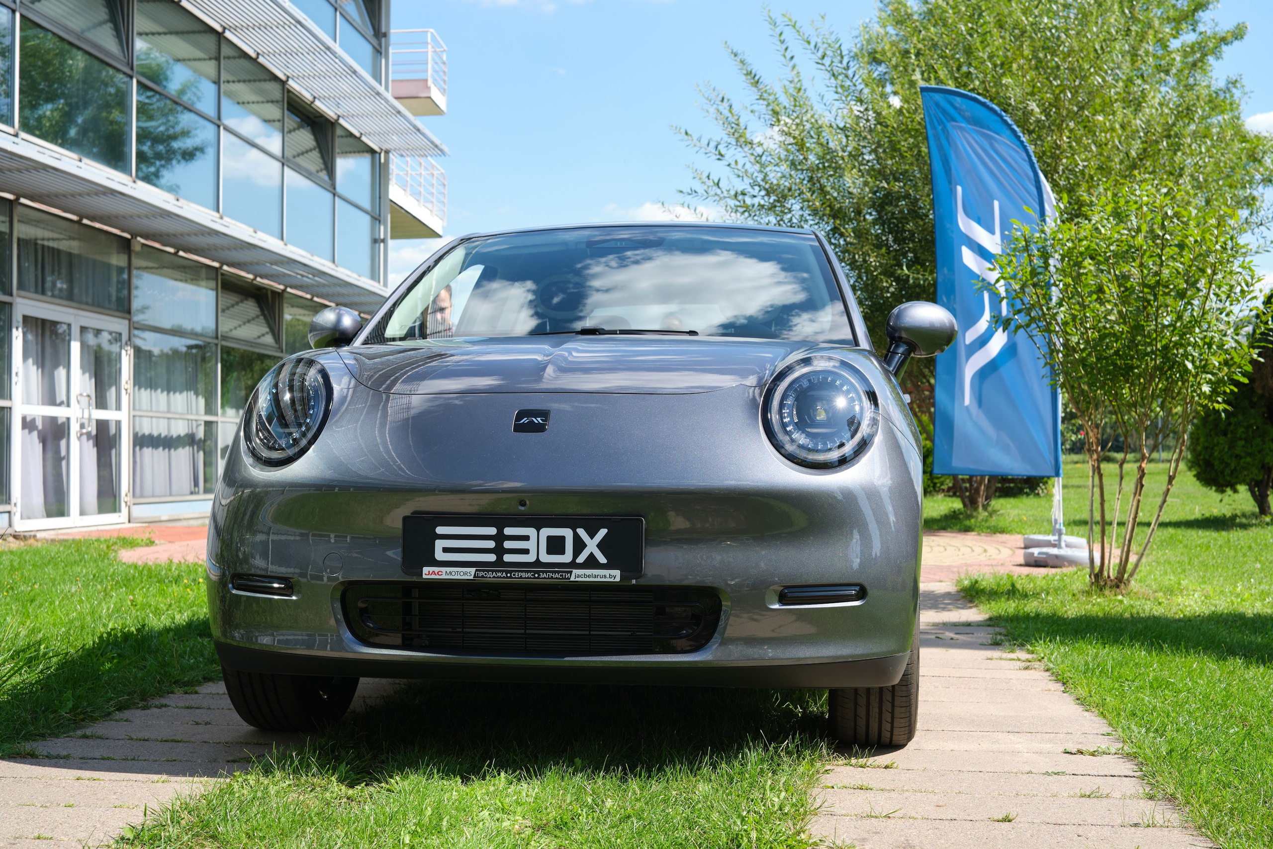 Презентация электромобиля JAC E30X в IBB Hotel. Репортажный фотограф Дмитрий Литвинский. Минск, Беларусь, мир