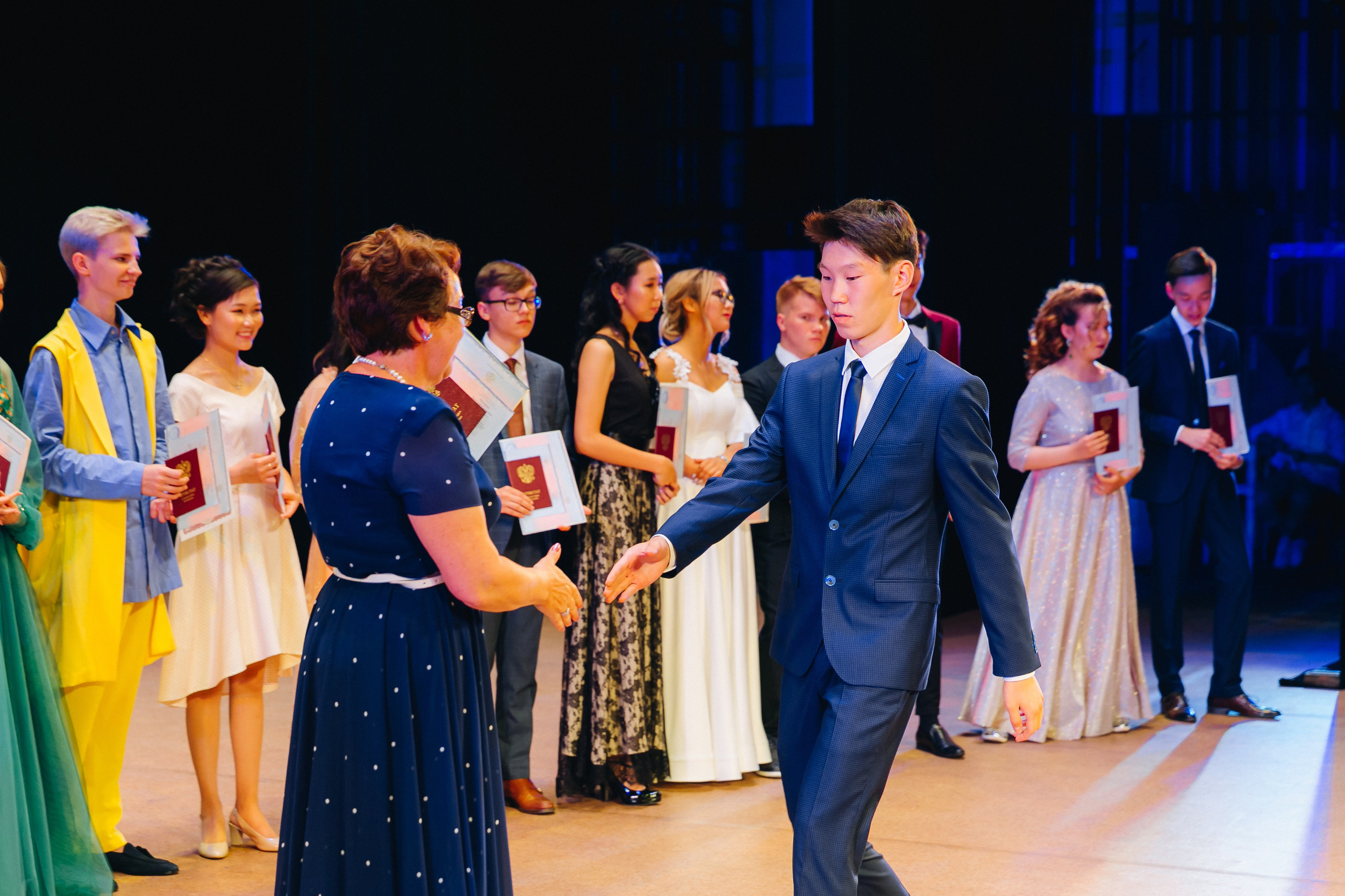 Вручение аттестатов 14 Гимназия. Свадебный и семейный фотограф в Улан-Удэ