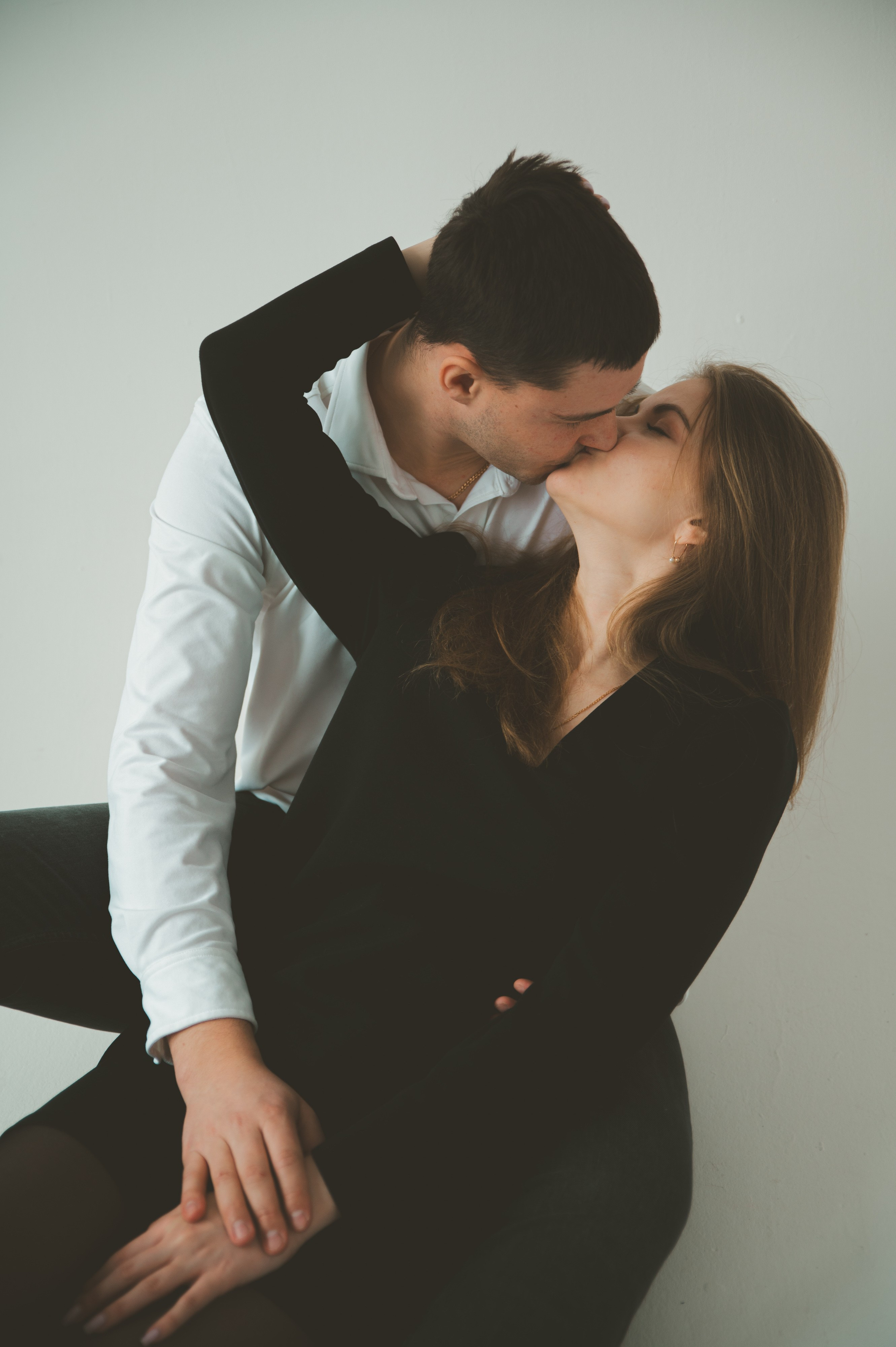 Предсвадебная лавстори в студии в Москве. Свадебный и портретный фотограф в Москве Жердев Даниил