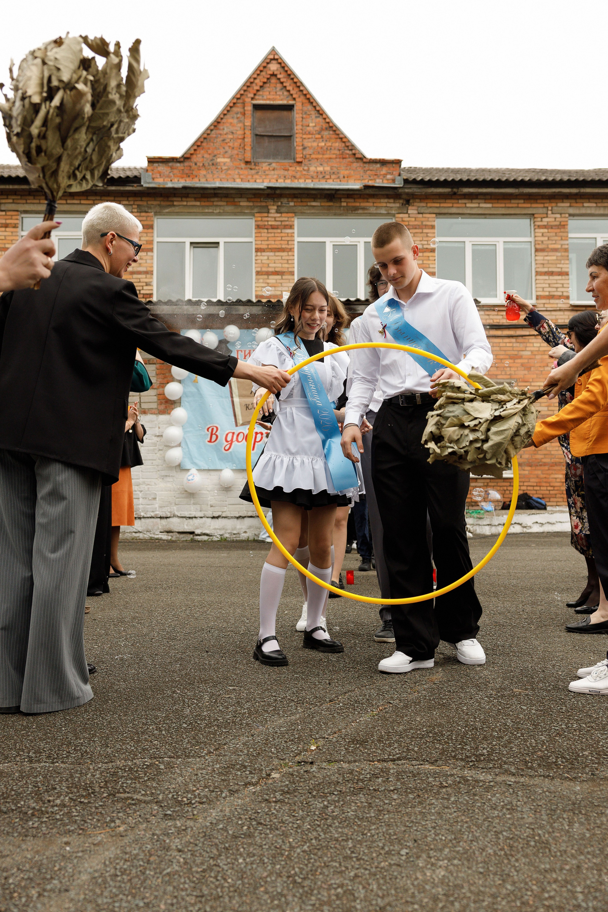 Последний звонок Гимназия Артем. Photoalbum-vl.ru