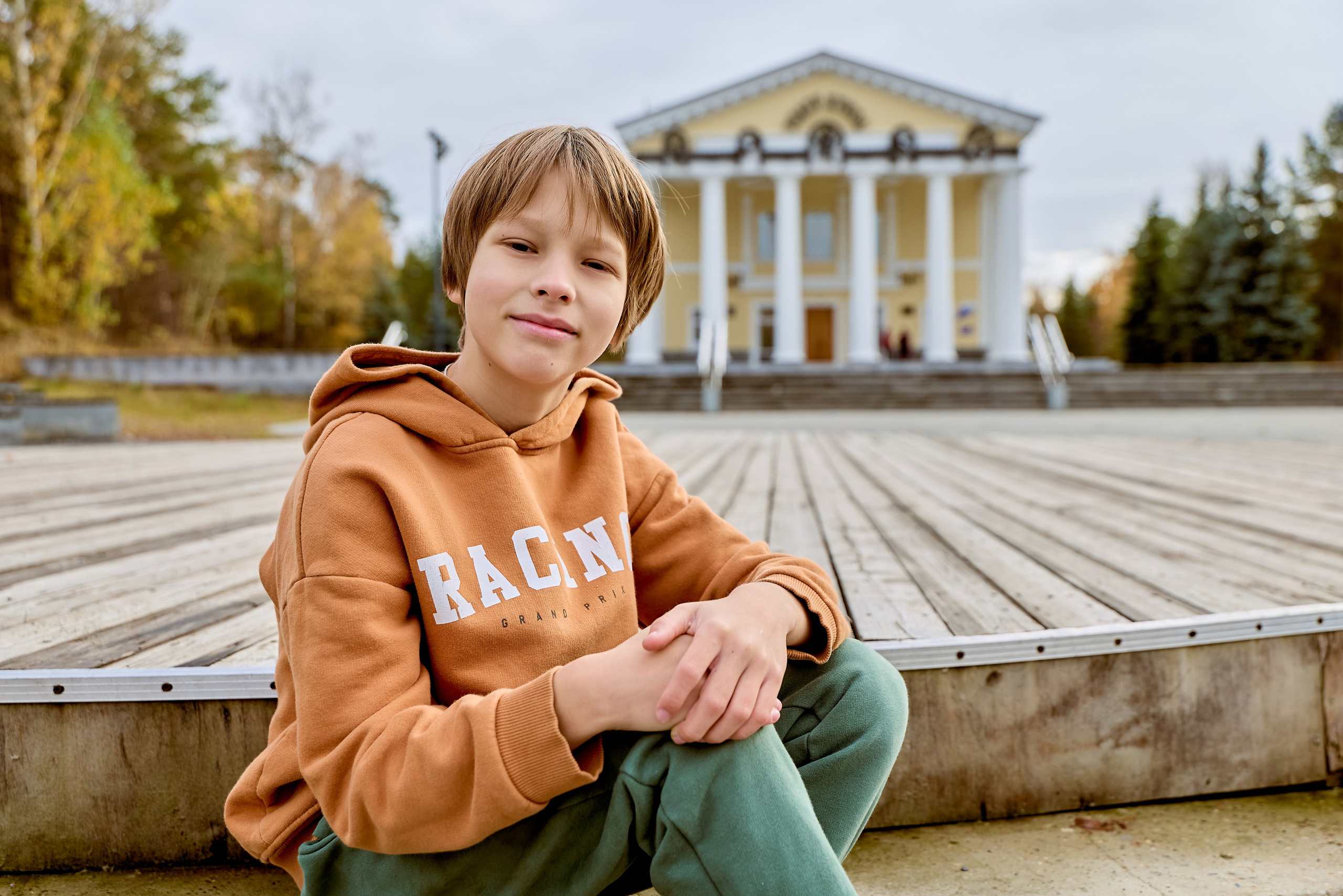 Школьный Портрет в городском парке Дзержинск Православный портретный и детский фотограф Николай Голованов фотограф Крещения и венчания