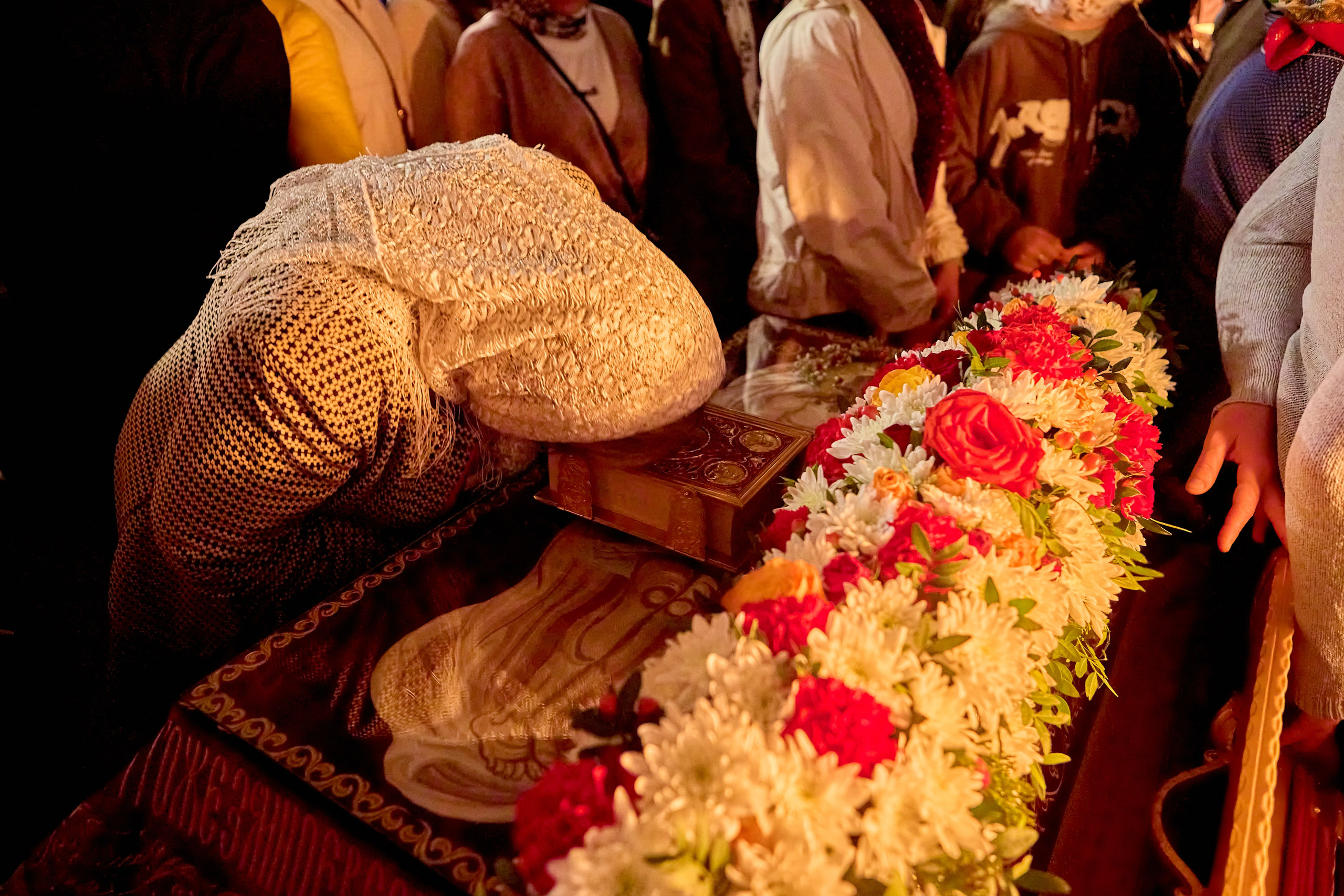 Поклонение плащаницы пред Пасхальным богослужением.