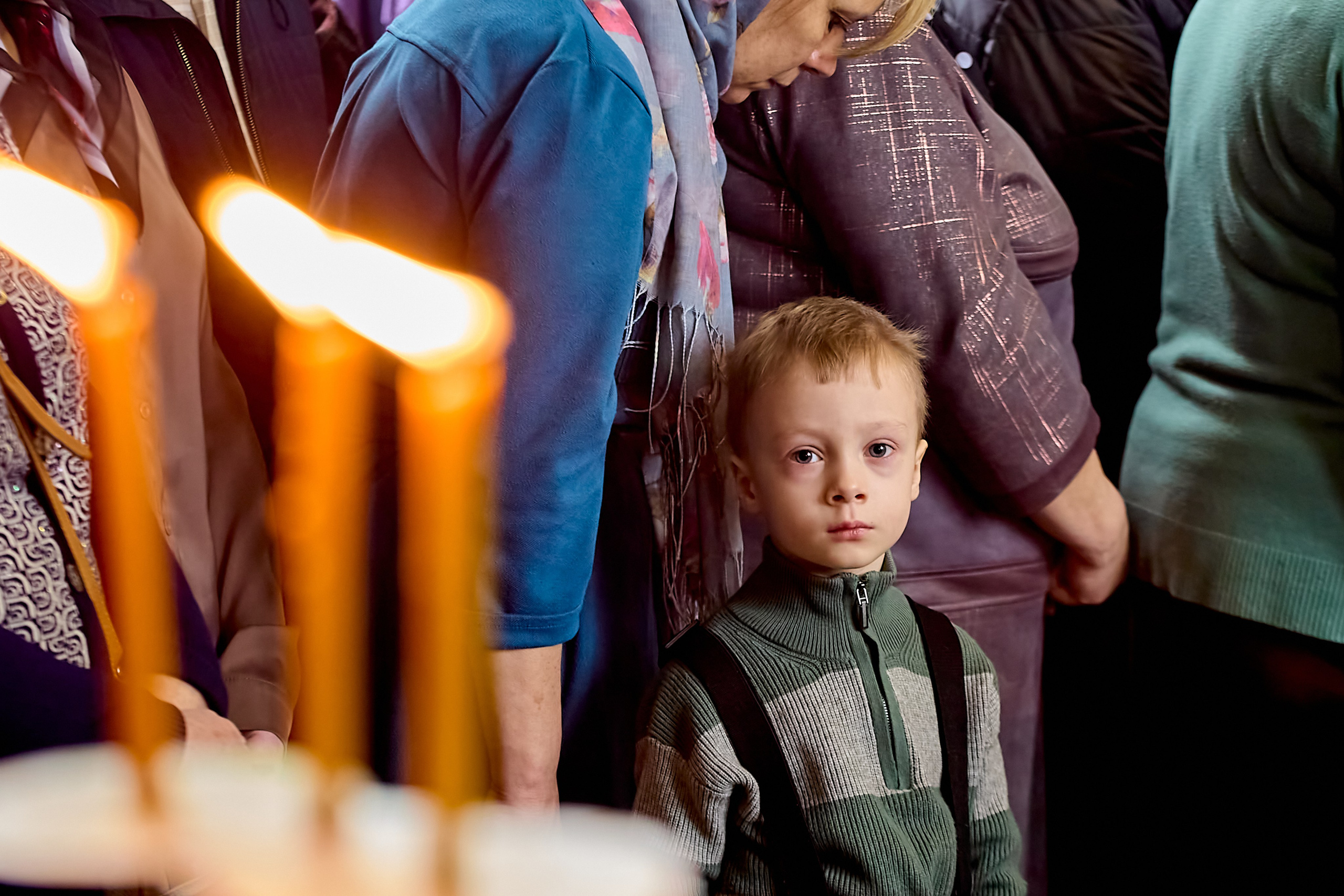 В храме г. Дзержинска. Детский портрет Воскресенское Благочиние. Православный Портретный и детский фотограф Николай Голованов