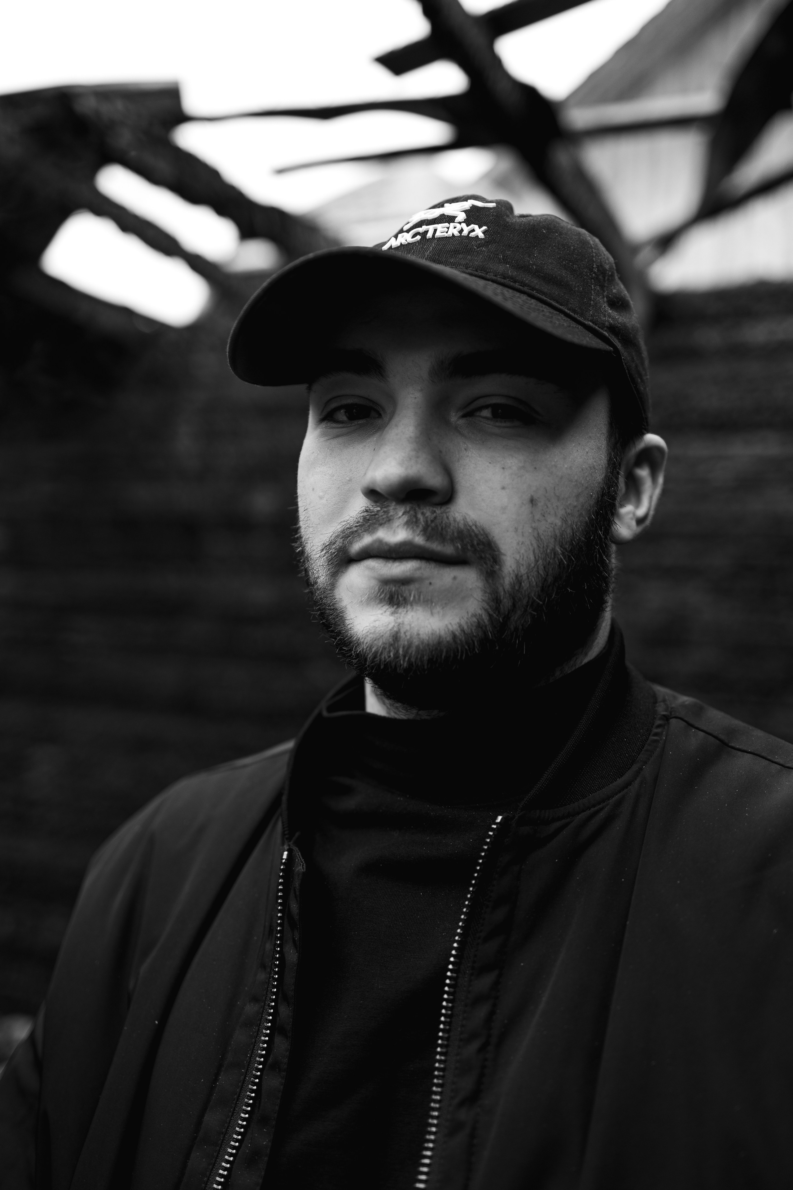 Илья за 1 час до сноса дома, который сгорел у нас в 2023. Семейный фотограф Надежда Каримова | Иркутск Байкал Аршан