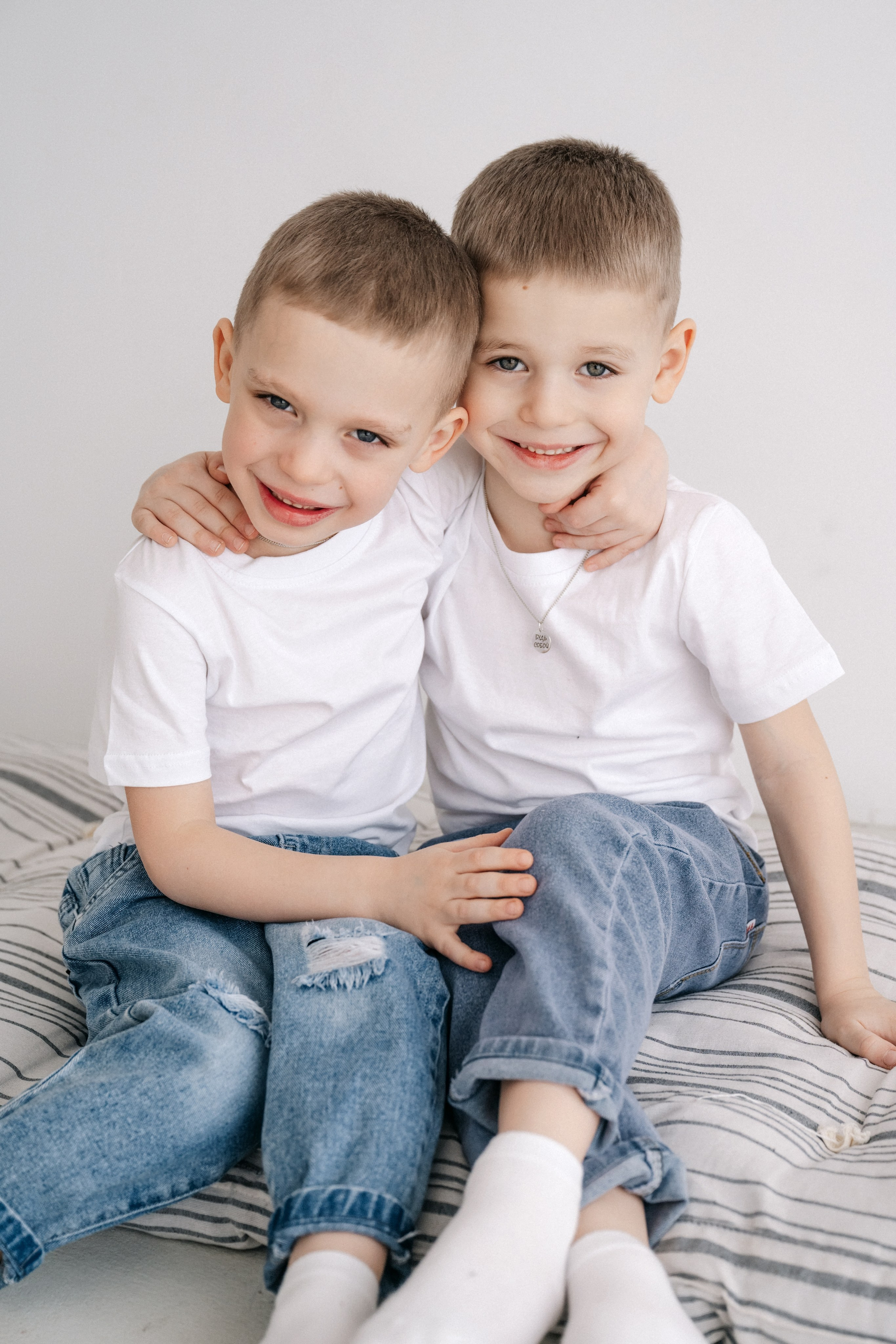 Семейная фотосессия мамы с сыновьями в фотостудии в Королёве. Свадебный и семейный фотограф Виктория Носачёва. Щелково, Москва и МО