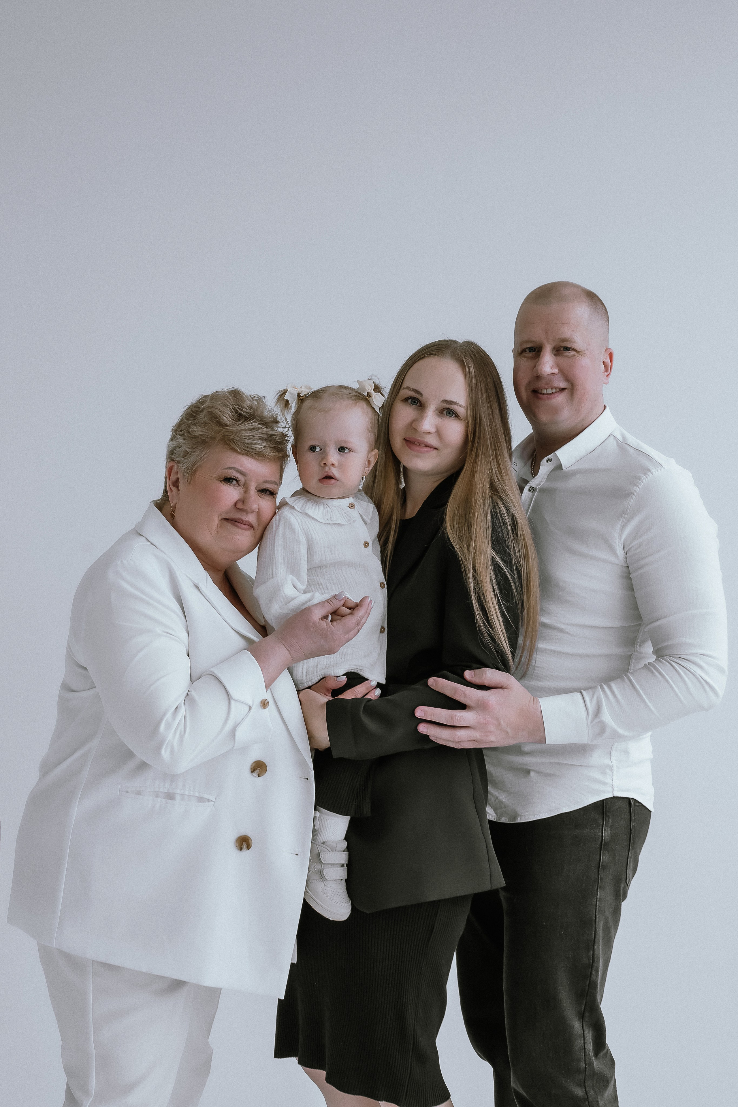 Семейная на циклораме. Фотограф Екатеринубрг/Верхняя Пышма