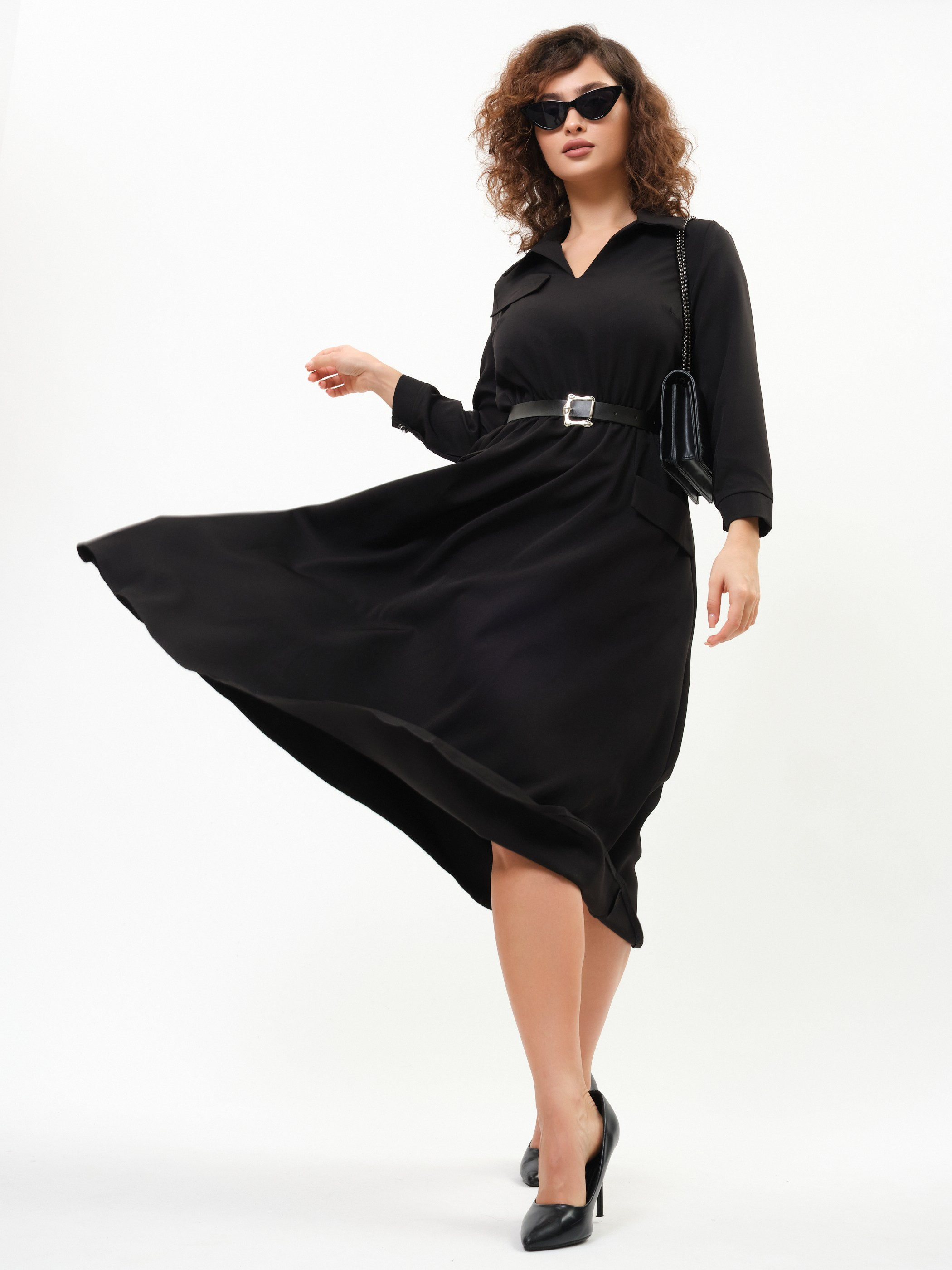 Девушка в развевающемся черном платье