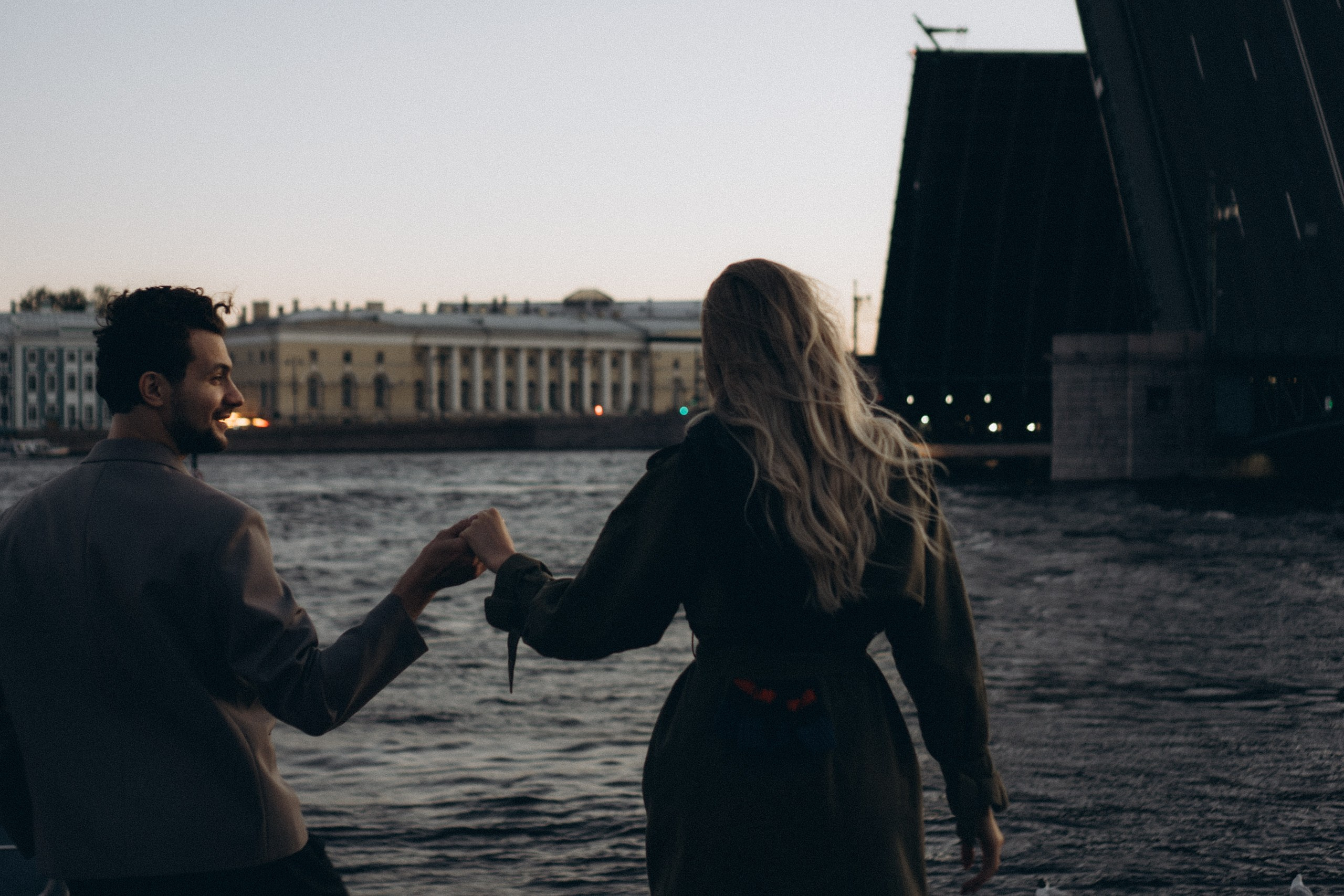 СВАДЕБНАЯ СЬЕМКА ПАРЫ НА РАССВЕТЕ В БЕЛЫЕ НОЧИ И ПРОГУЛКА С РАЗВОДНЫМИ МОСТАМИ И ПИКНИК ВОЗЛЕ ИСАКИЕВСКОГО СОБОРА. Профессиональный фотограф, Санкт-Петербург — Виктория Богомолова