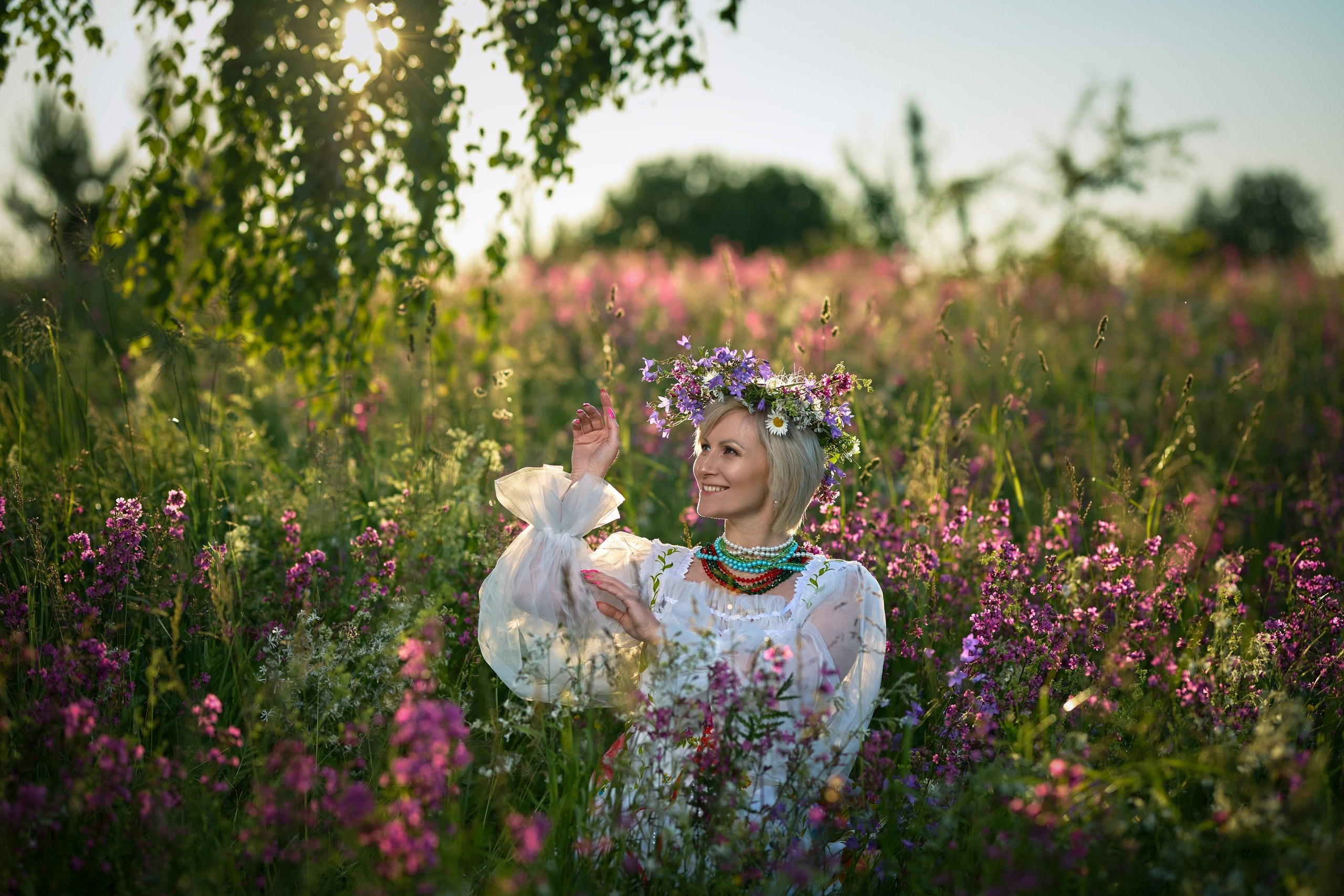 Цветущие луга на закате, девушка с венком на голове