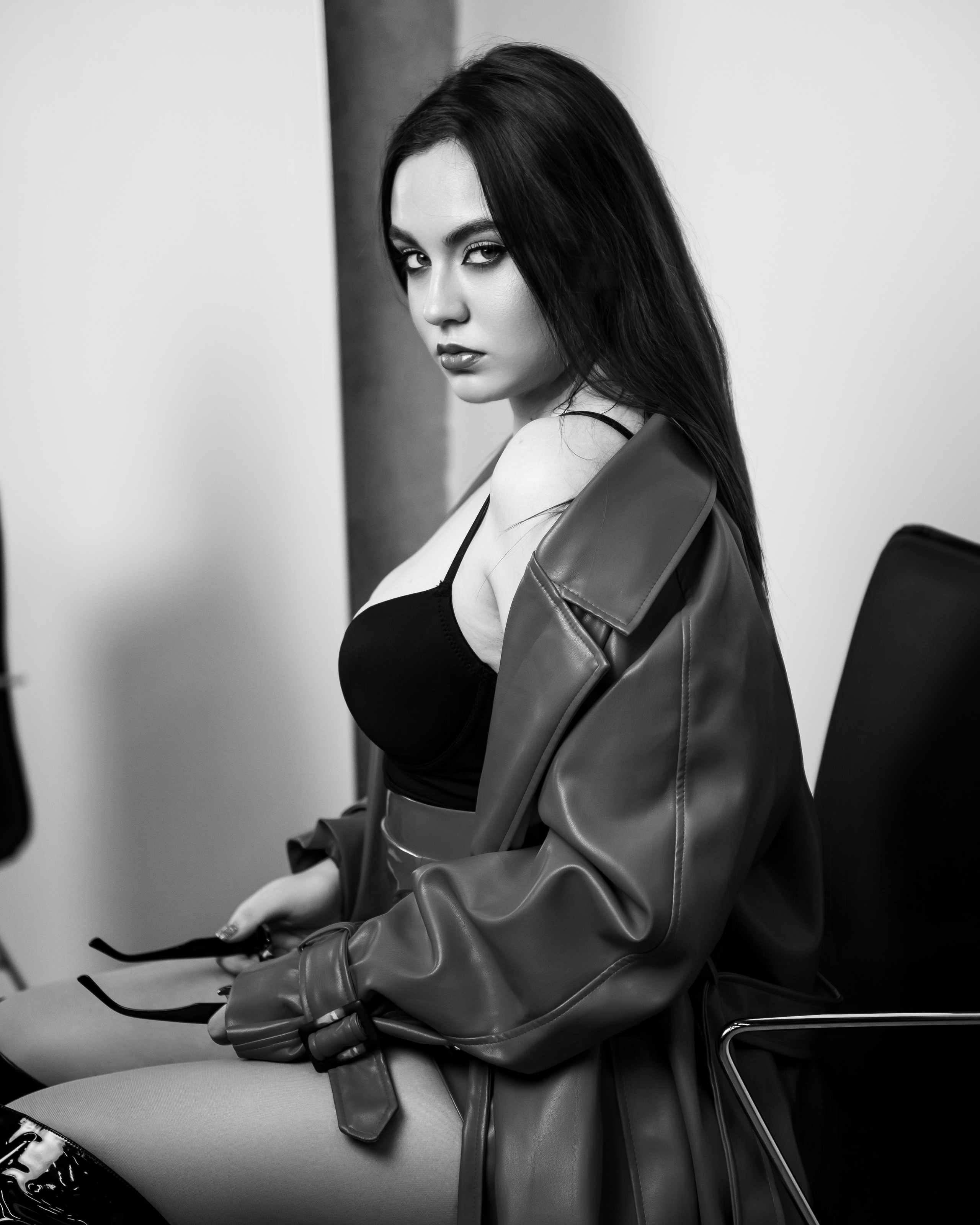 Сексуальная фотосессия в красном кожаном плаще в г. Кемерово