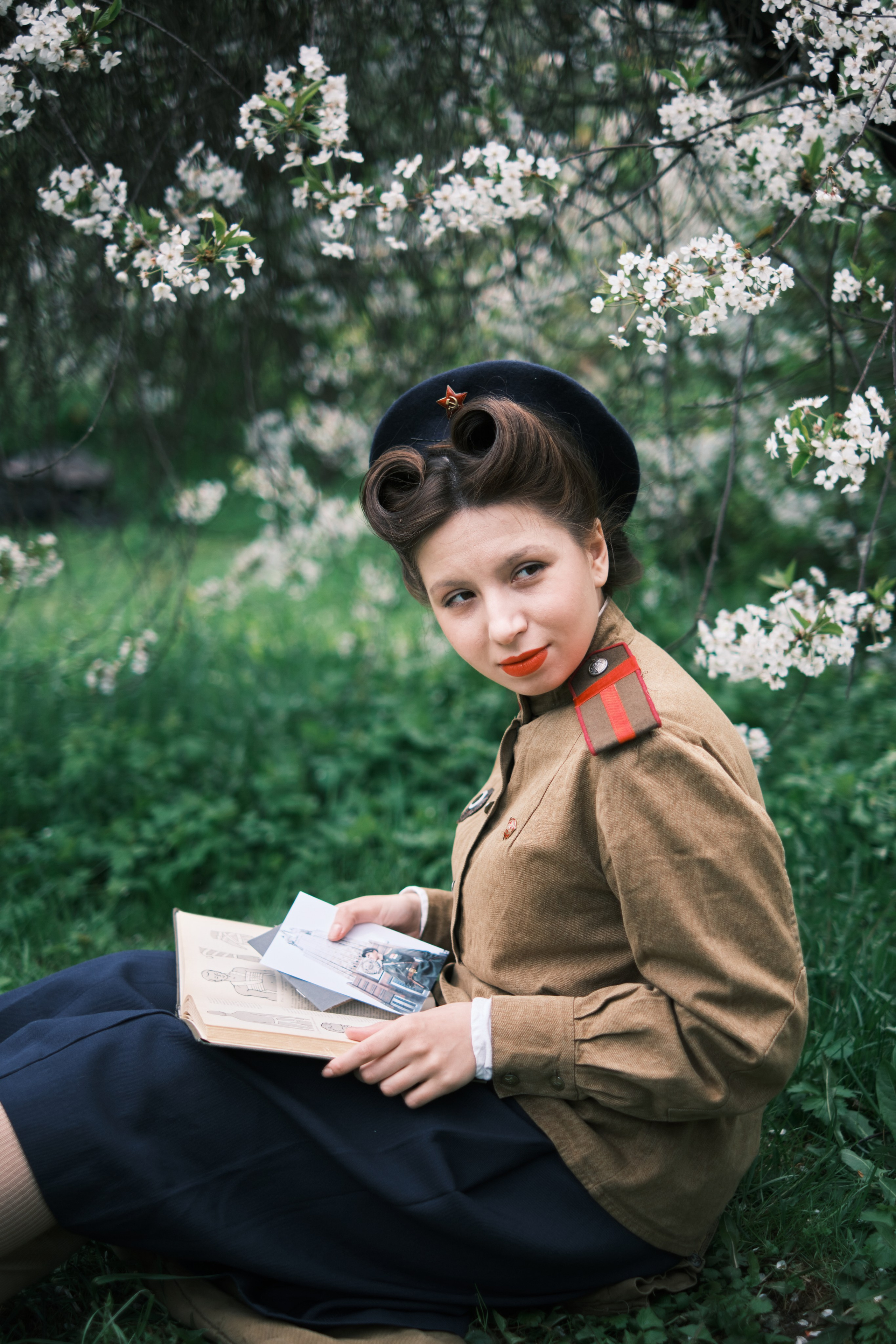 Девушка в военной форме смотрит на фотографию возлюбленного