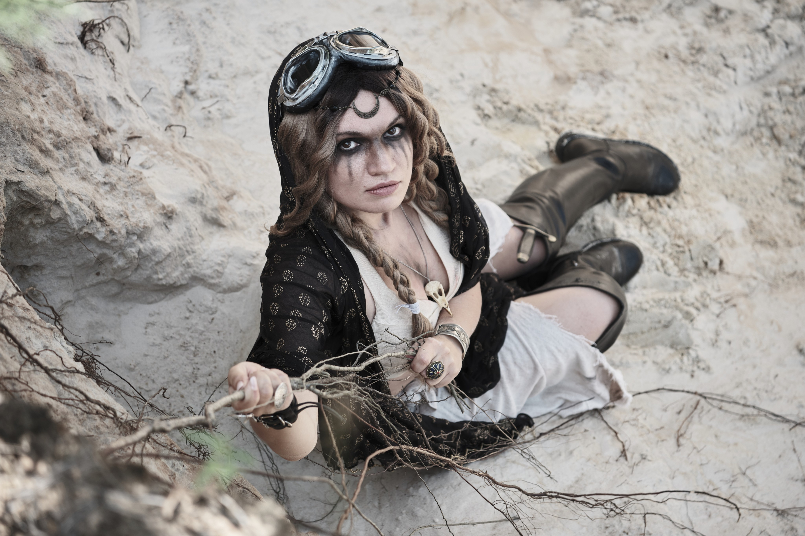 Девушка в костюме пост апокалипсис ползет