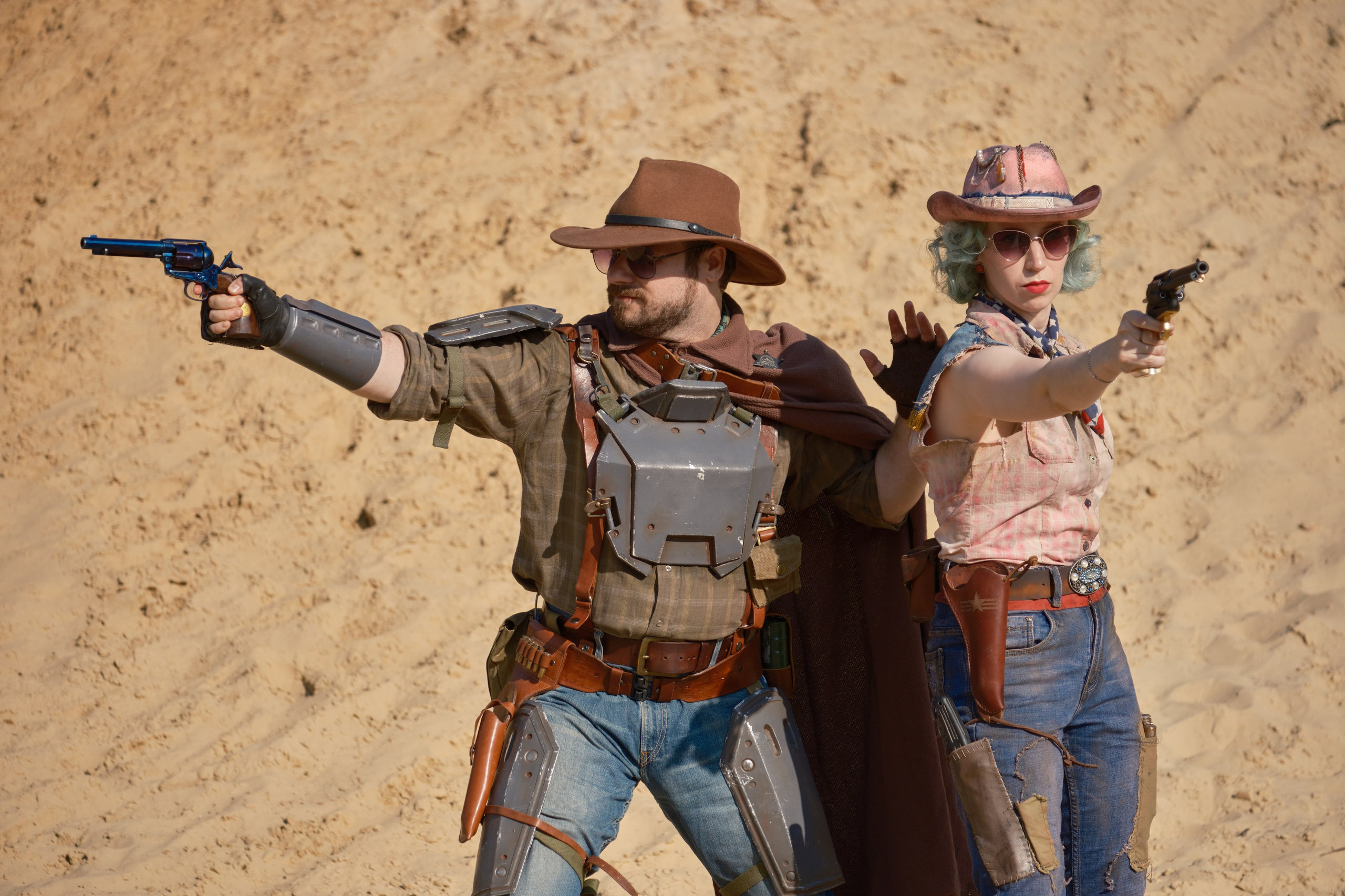Мужчина и девушка в ковбойских шляпах и револьверами целятся в разные стороны в стиле пост апокалипсис