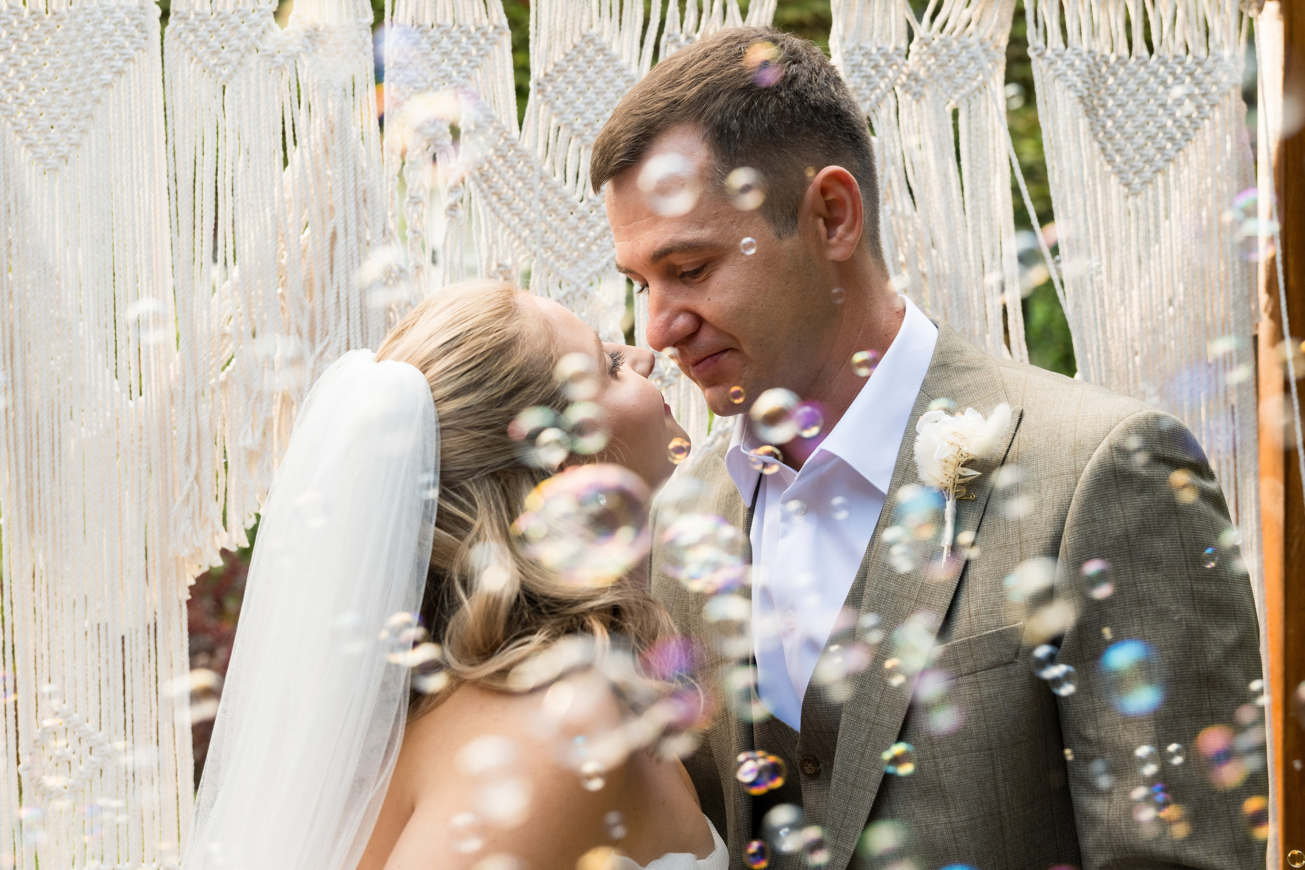 Романтическая свадебная фотосъемка с мыльными пузырями — невеста и жених смотрят друг на друга