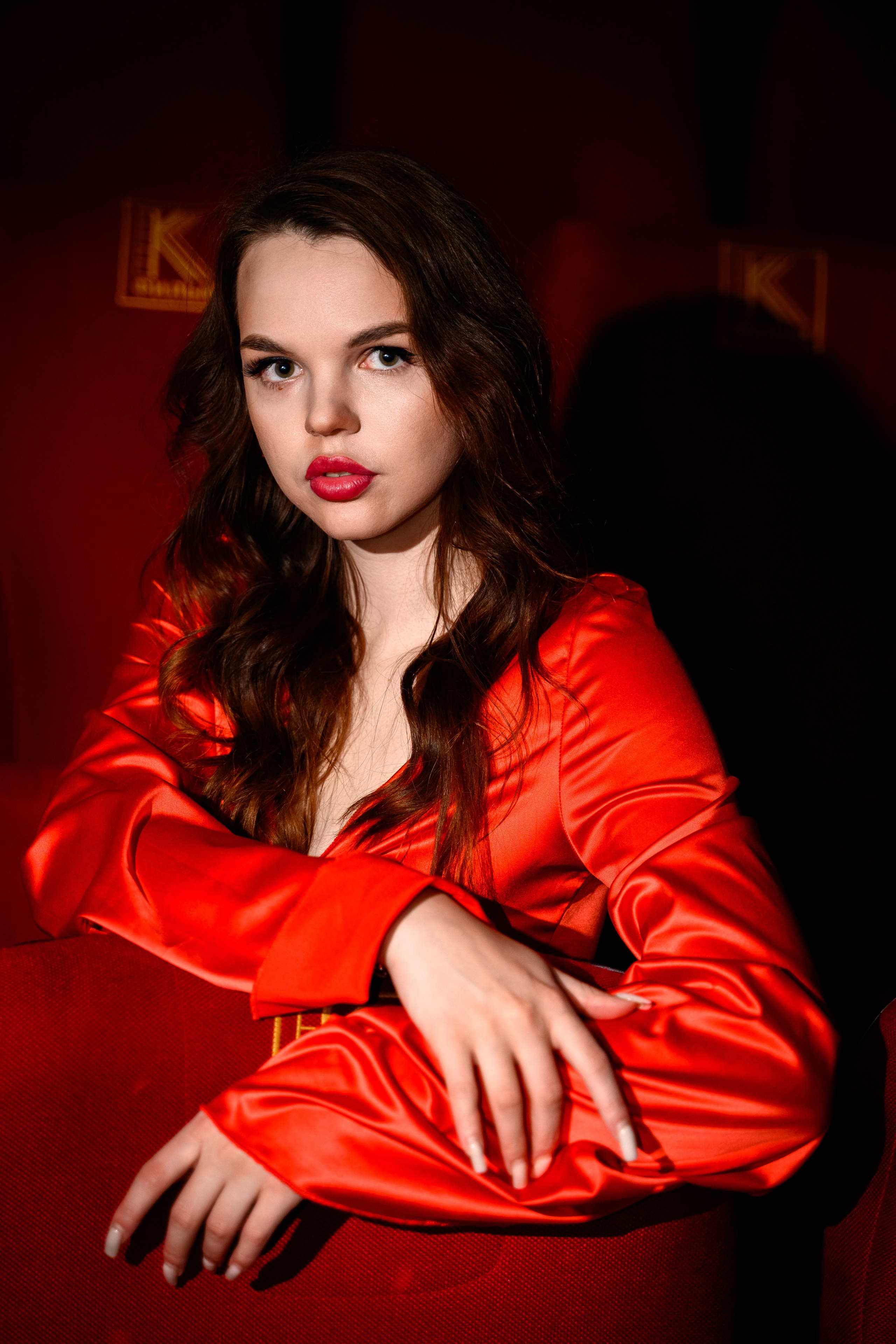 Женский портрет в красном платье.