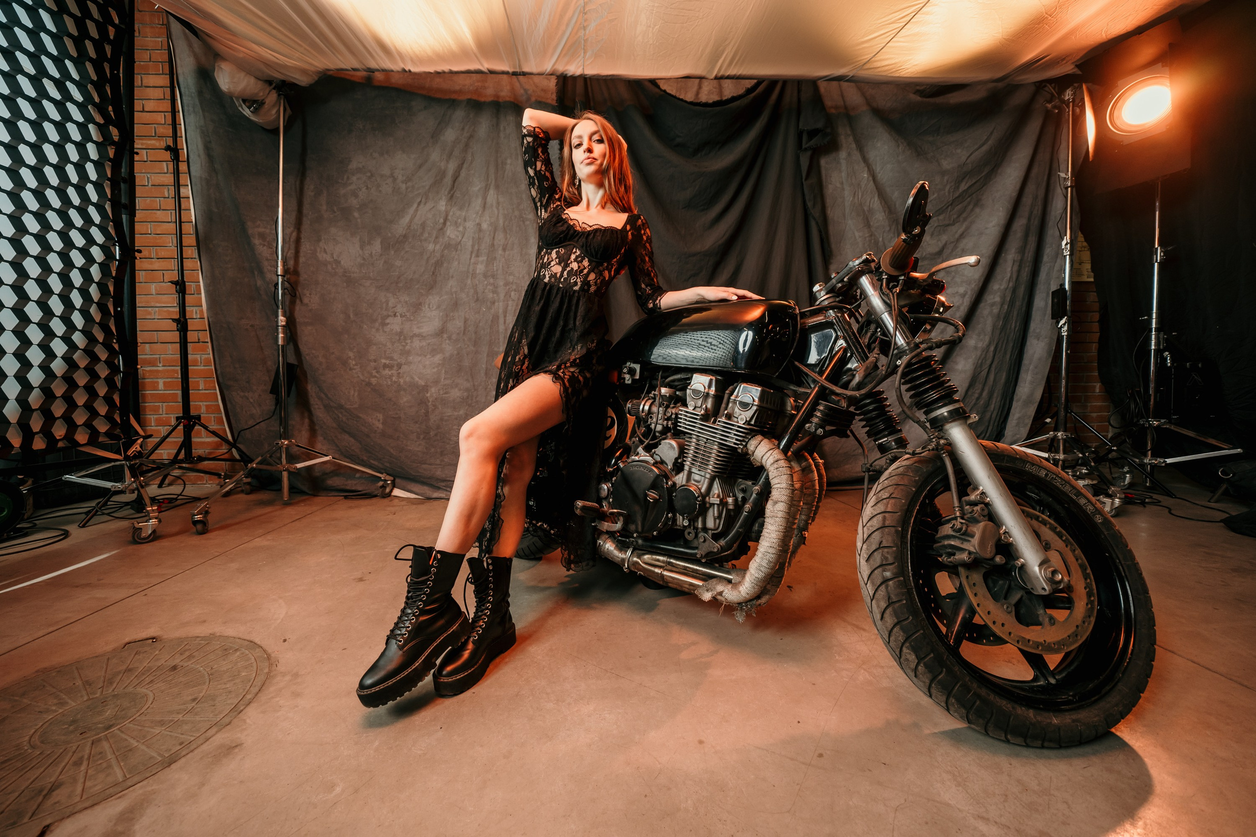 Девушки-байкеры — Фотосессия с мотоциклом в Питере. Свадебный, семейный, портретный, репортажный фотограф в Санкт-Петербурге