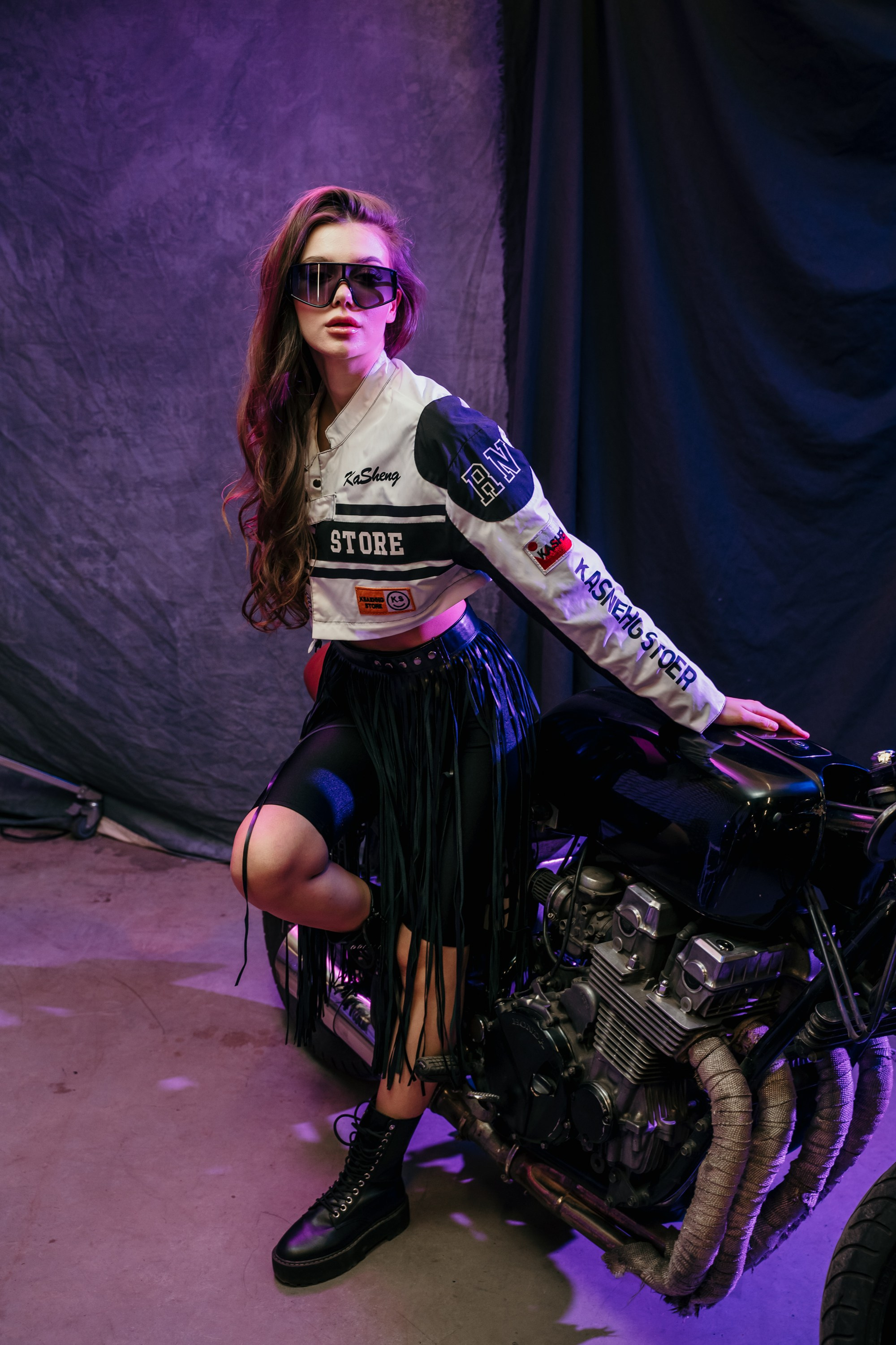 Фотосессия с мотоциклом в студии Санкт-Петербург. Свадебный, семейный, портретный, репортажный фотограф в Санкт-Петербурге