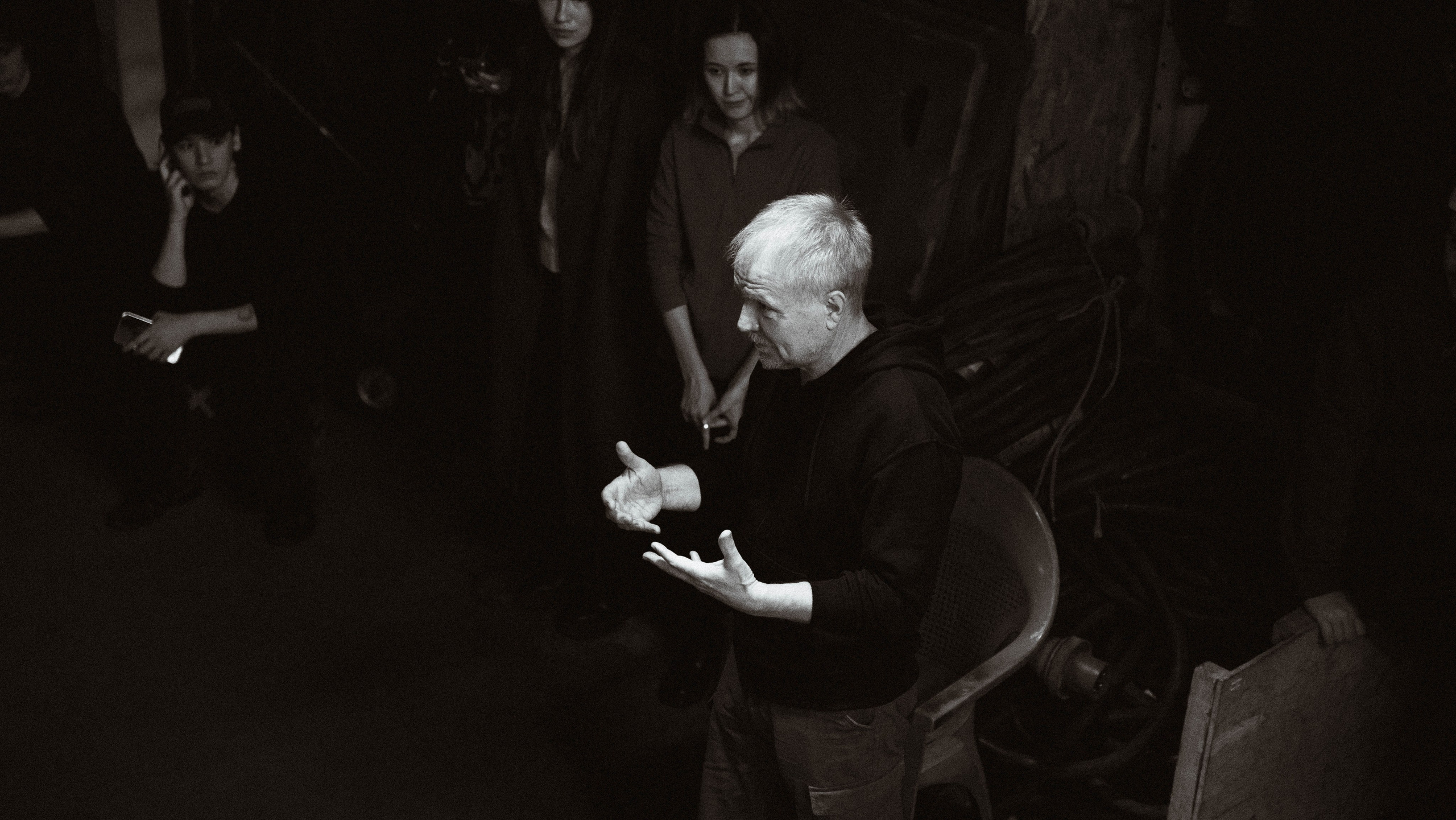 BACKSTAGE. V